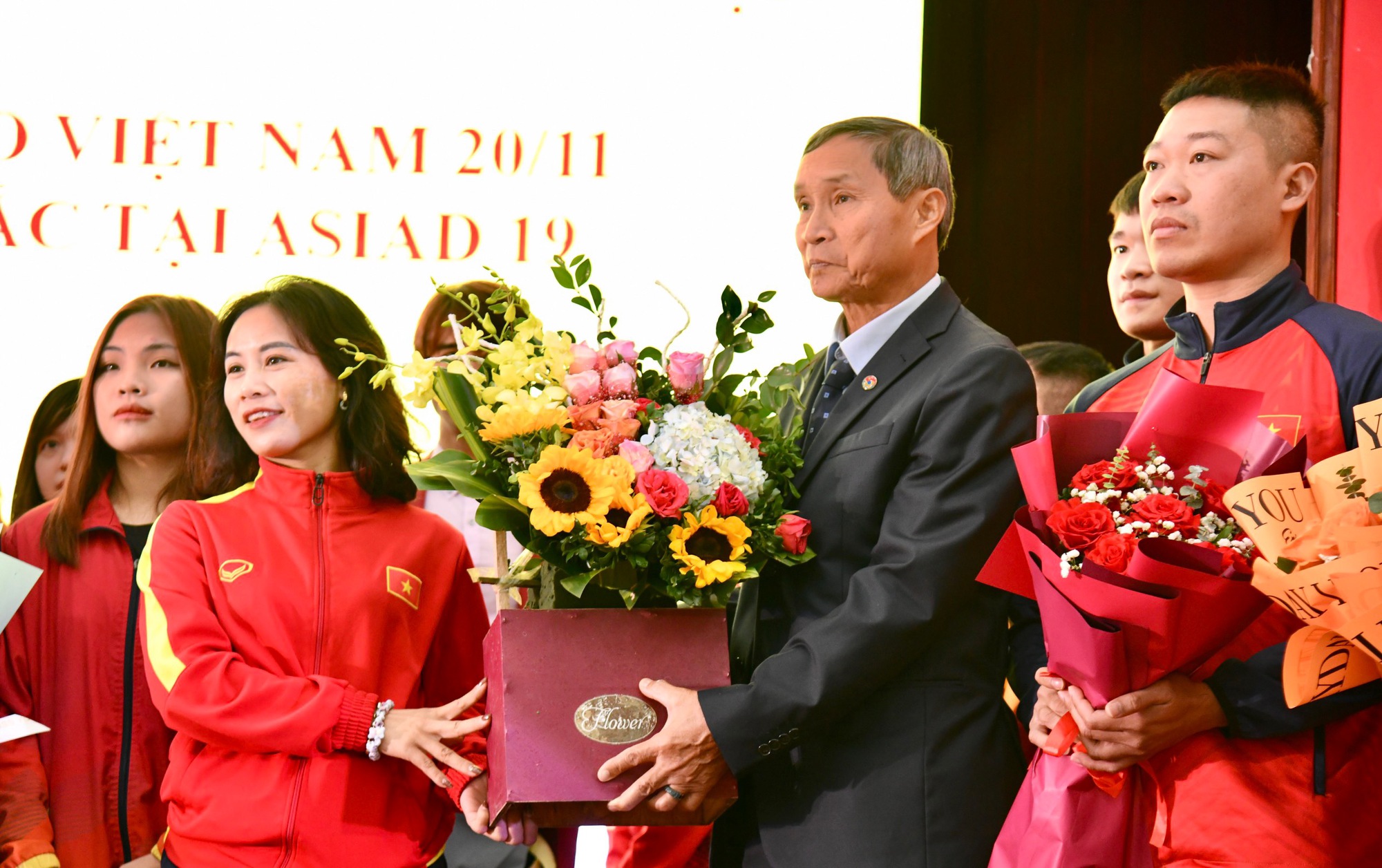Tri ân HLV Mai Đức Chung và trao thưởng các tuyển thủ Việt Nam giành HCV ASIAD 19 - Ảnh 4.