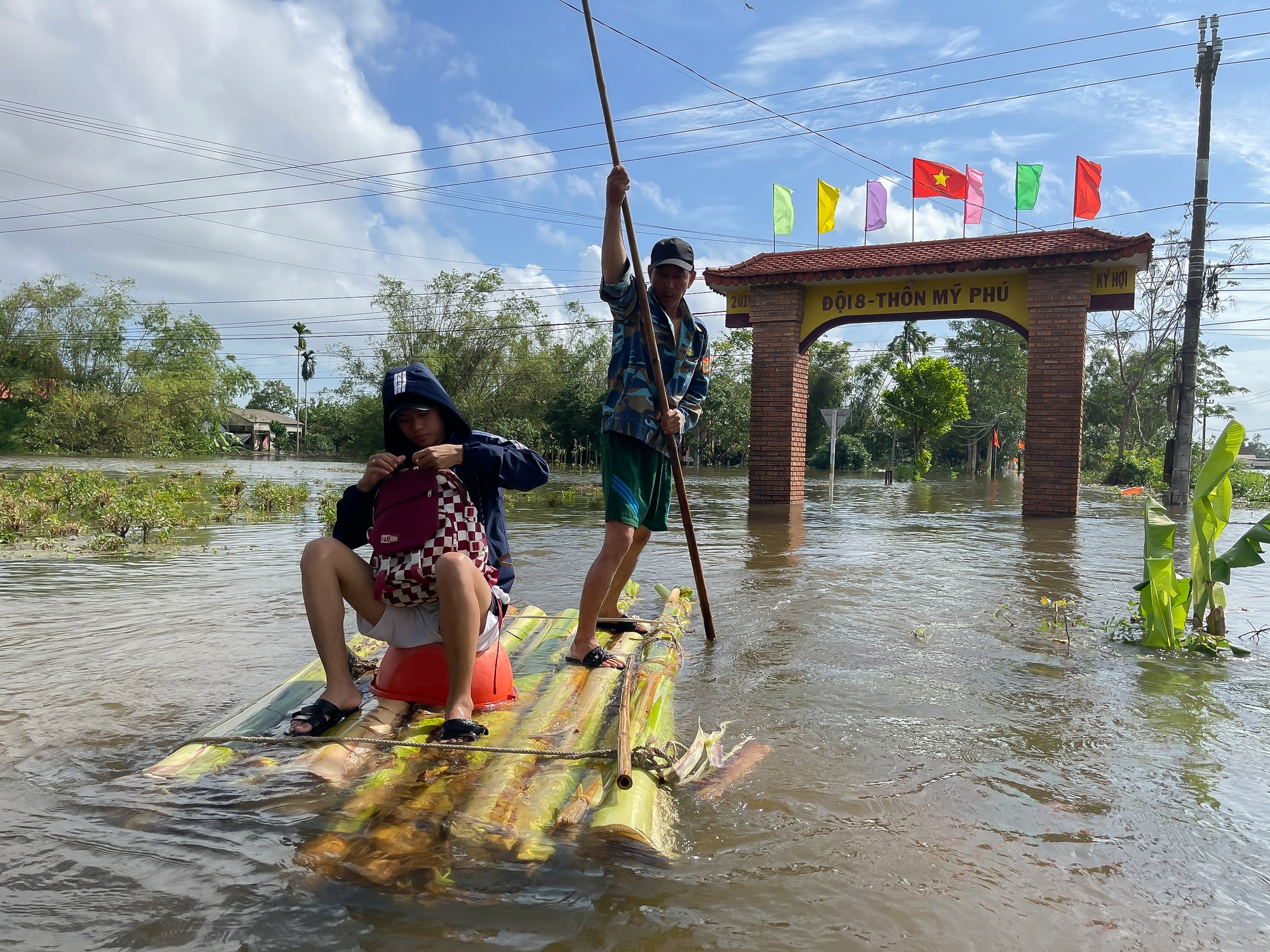 Mưa lũ miền Trung: Hình ảnh lũ lụt từ vùng ven tỉnh Thừa Thiên - Huế - Ảnh 5.