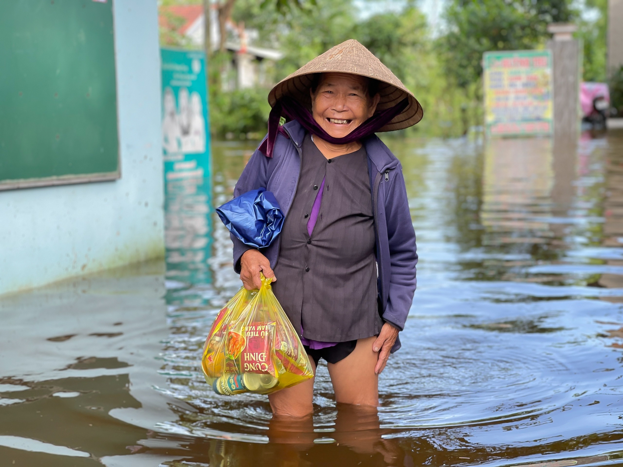 Mưa lũ miền Trung: Hình ảnh lũ lụt từ vùng ven tỉnh Thừa Thiên - Huế - Ảnh 2.