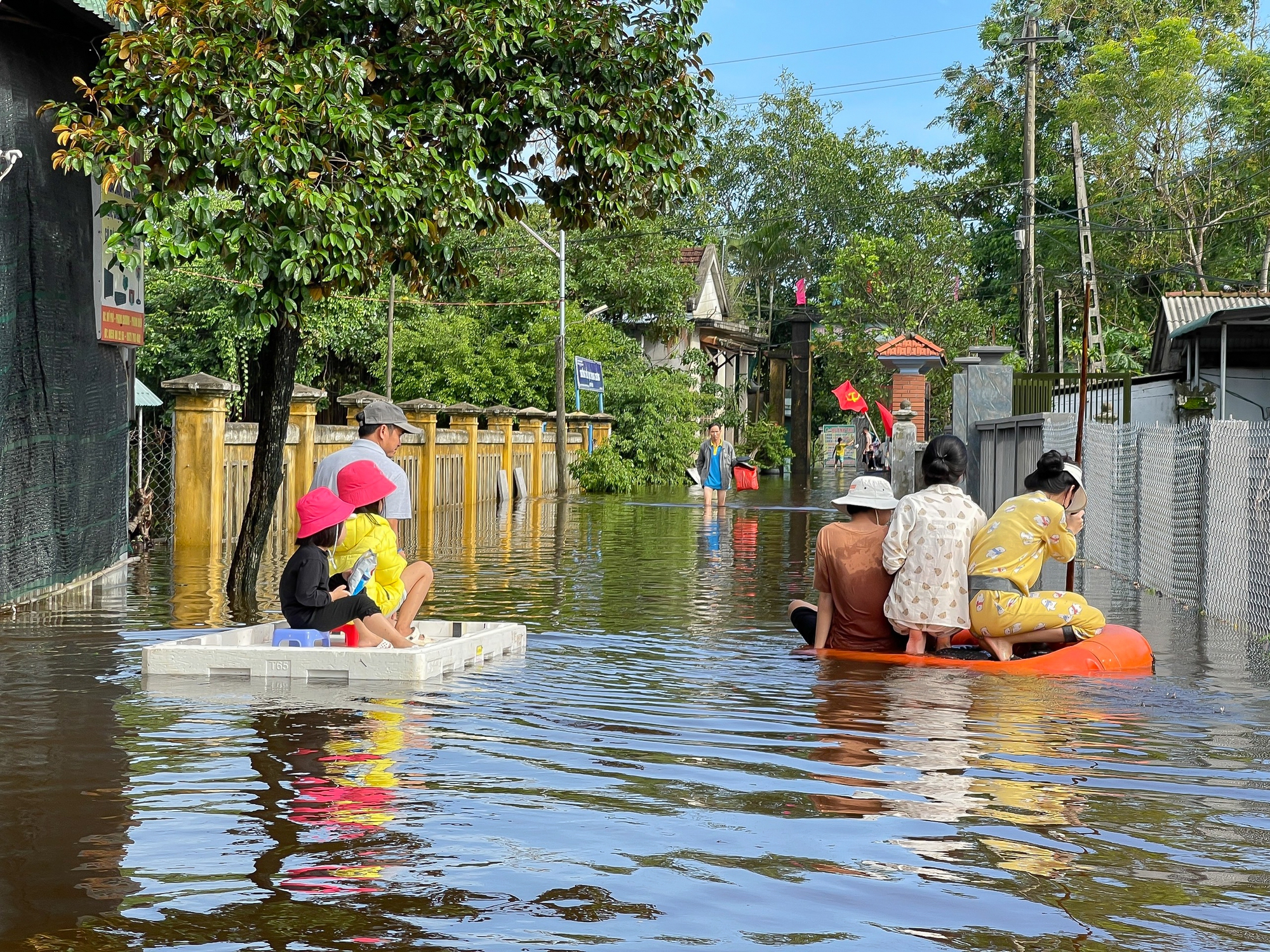 Mưa lũ miền Trung: Hình ảnh lũ lụt từ vùng ven tỉnh Thừa Thiên - Huế - Ảnh 1.