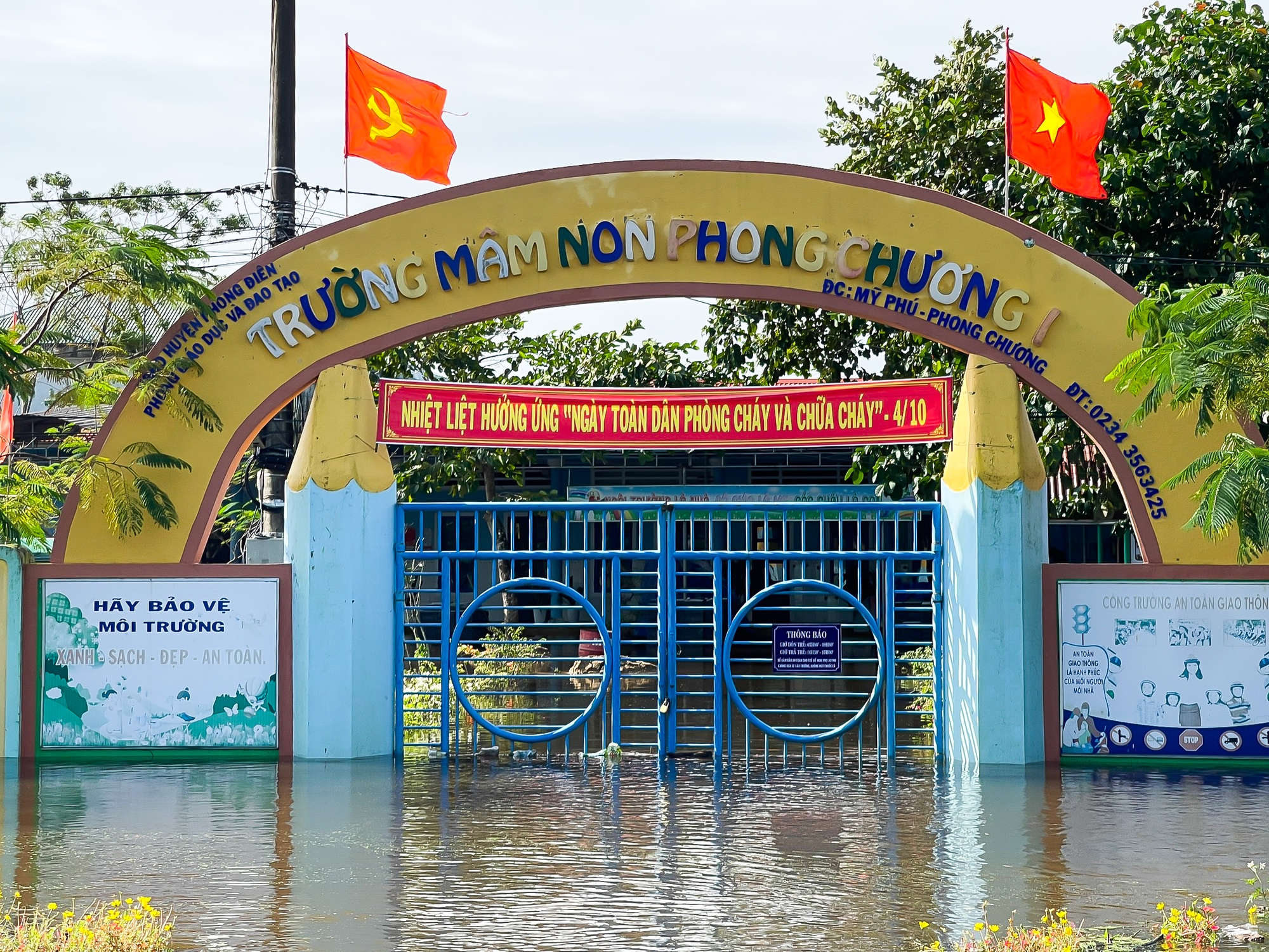 Mưa lũ miền Trung: Hình ảnh lũ lụt từ vùng ven tỉnh Thừa Thiên - Huế - Ảnh 9.