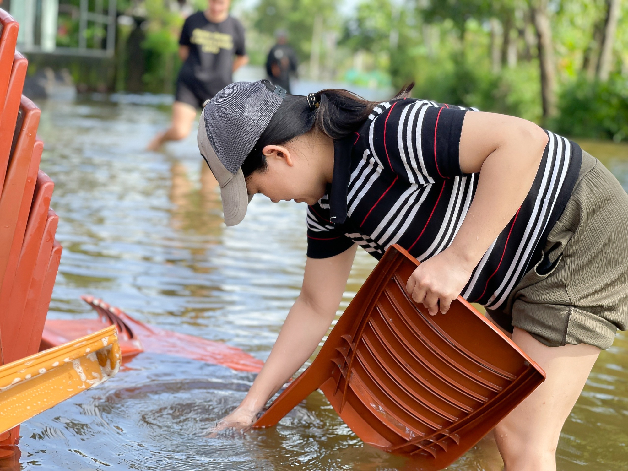 Mưa lũ miền Trung: Hình ảnh lũ lụt từ vùng ven tỉnh Thừa Thiên - Huế - Ảnh 8.