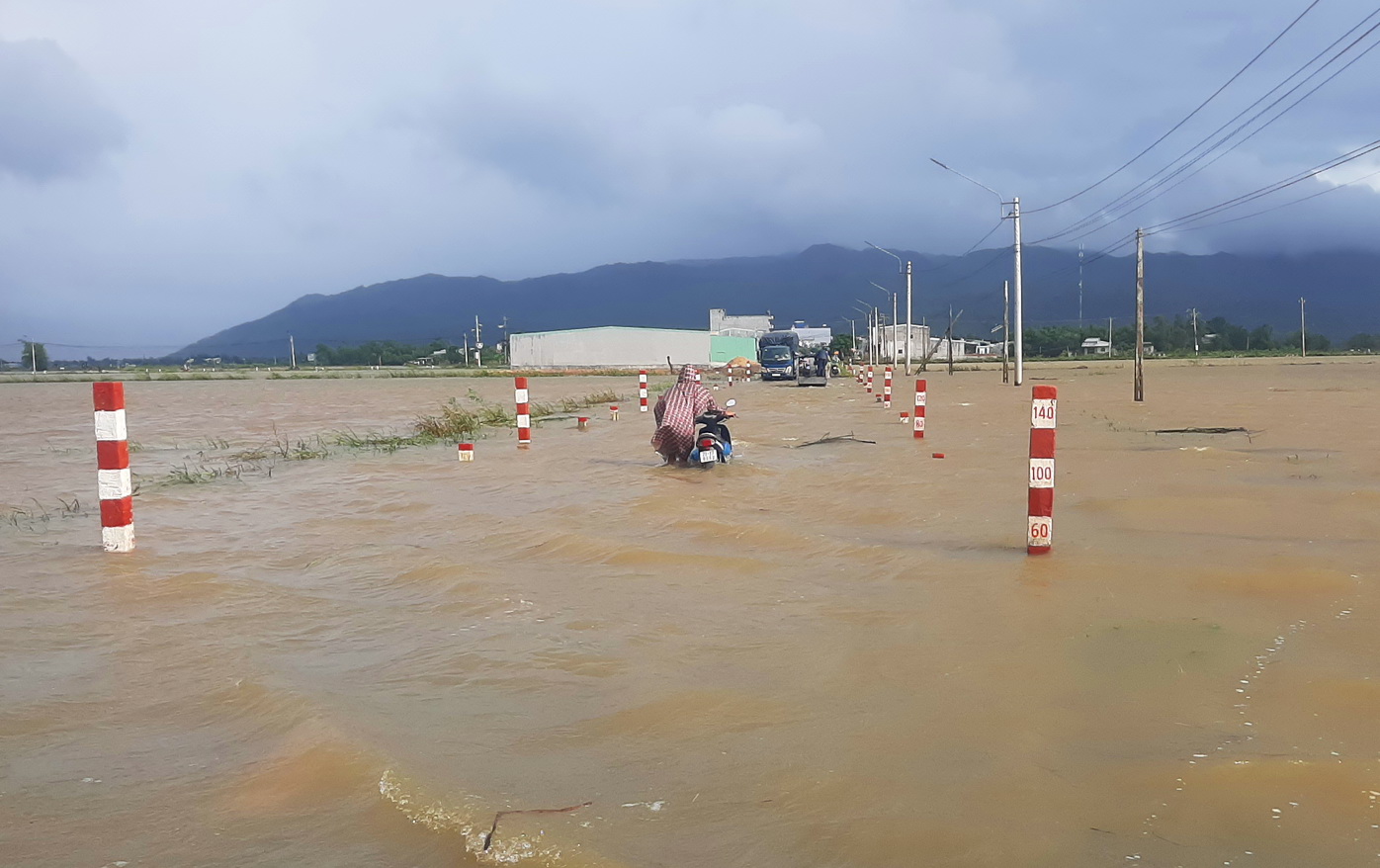 Bình Định: Ngập lụt ở hạ lưu sông Côn, nhiều tuyến đường bị chia cắt - Ảnh 6.