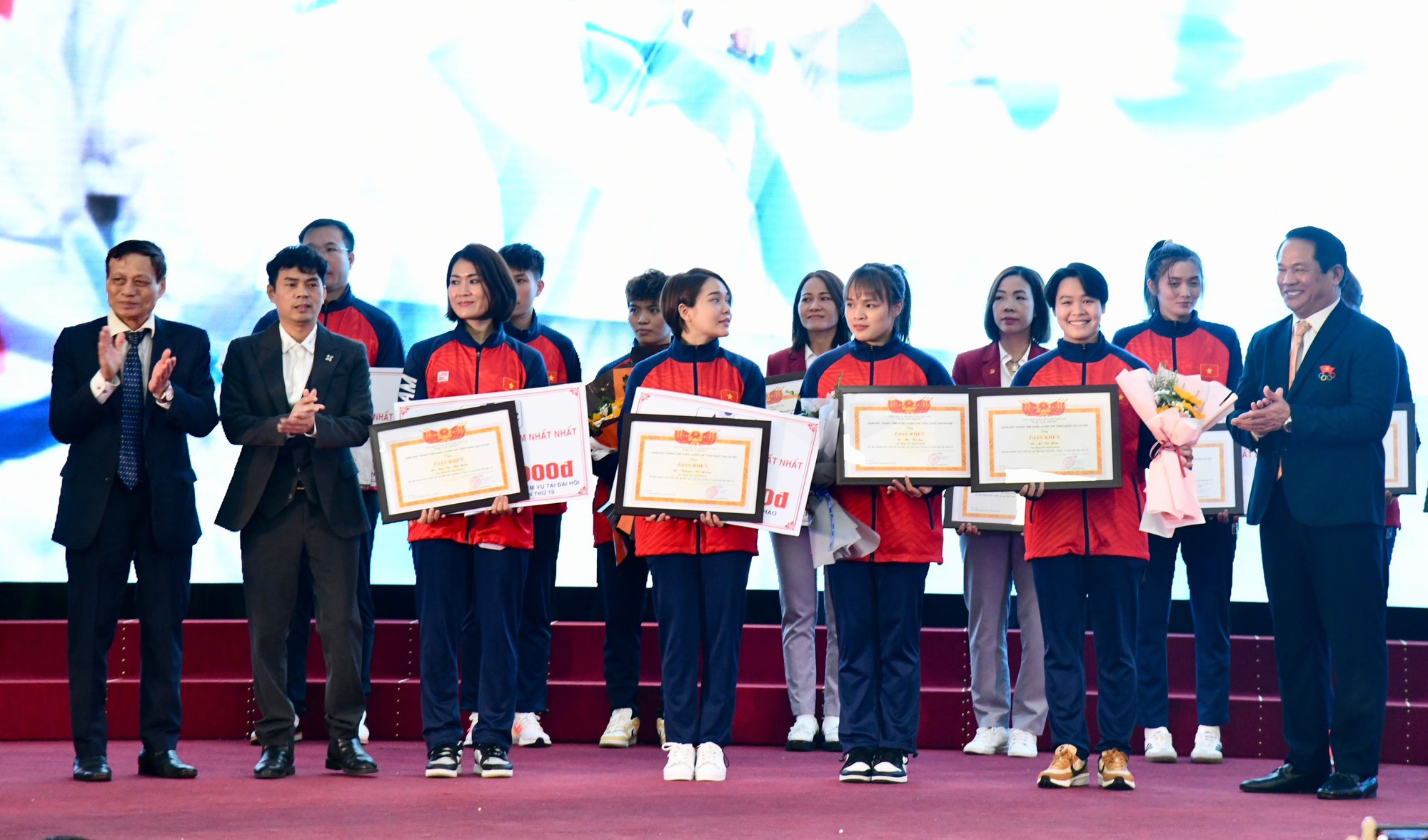 Tri ân HLV Mai Đức Chung và trao thưởng các tuyển thủ Việt Nam giành HCV ASIAD 19 - Ảnh 2.