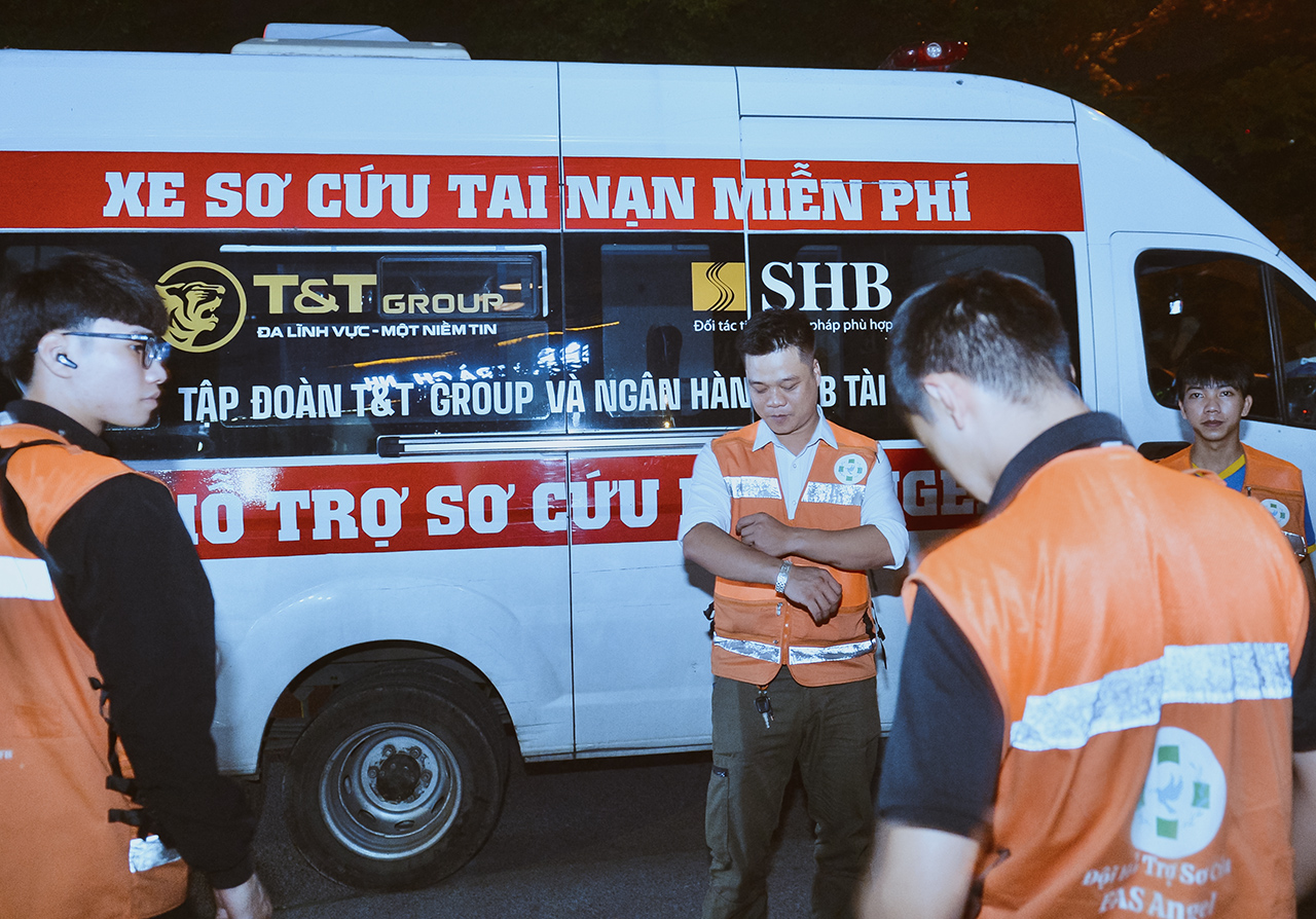 Người hùng “bóng đêm” cứu hàng nghìn người bị tai nạn - Ảnh 12. Người hùng “bóng đêm” cứu hàng nghìn người bị tai nạn - Ảnh 12.