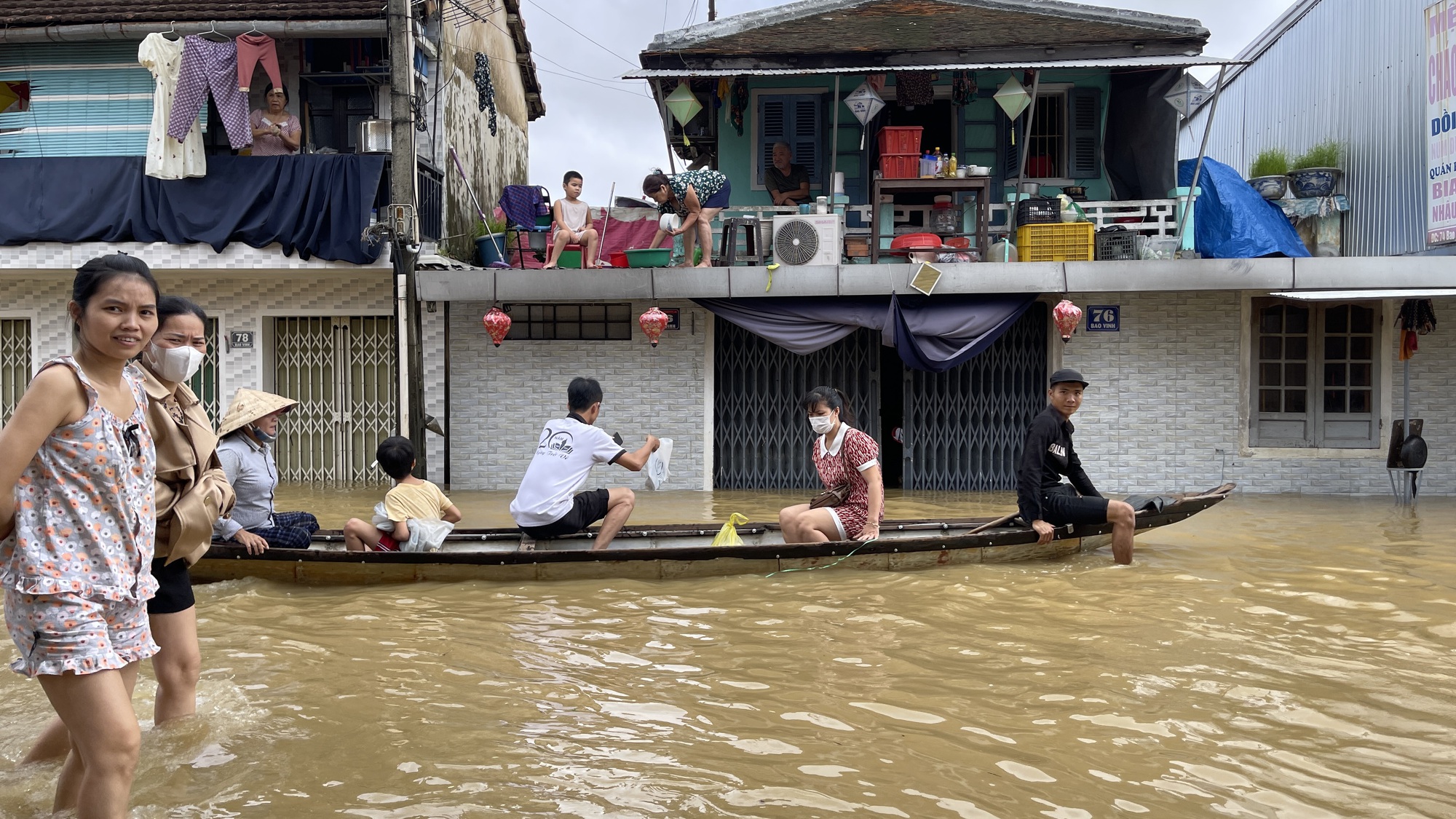 Người Huế bình tĩnh đón lũ: 'Nước rút đến đâu dọn đến đó' - Ảnh 2.