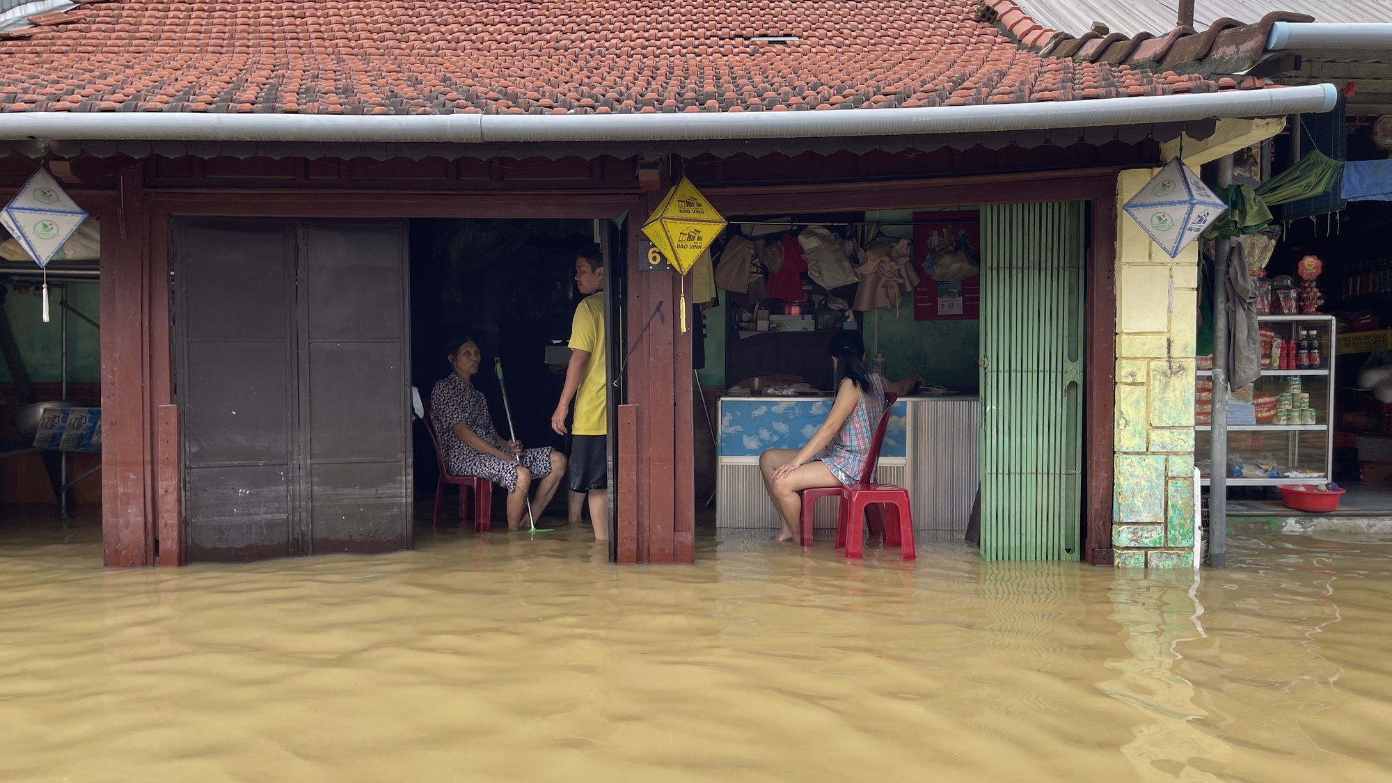 Người Huế bình tĩnh đón lũ: 'Nước rút đến đâu dọn đến đó' - Ảnh 3.