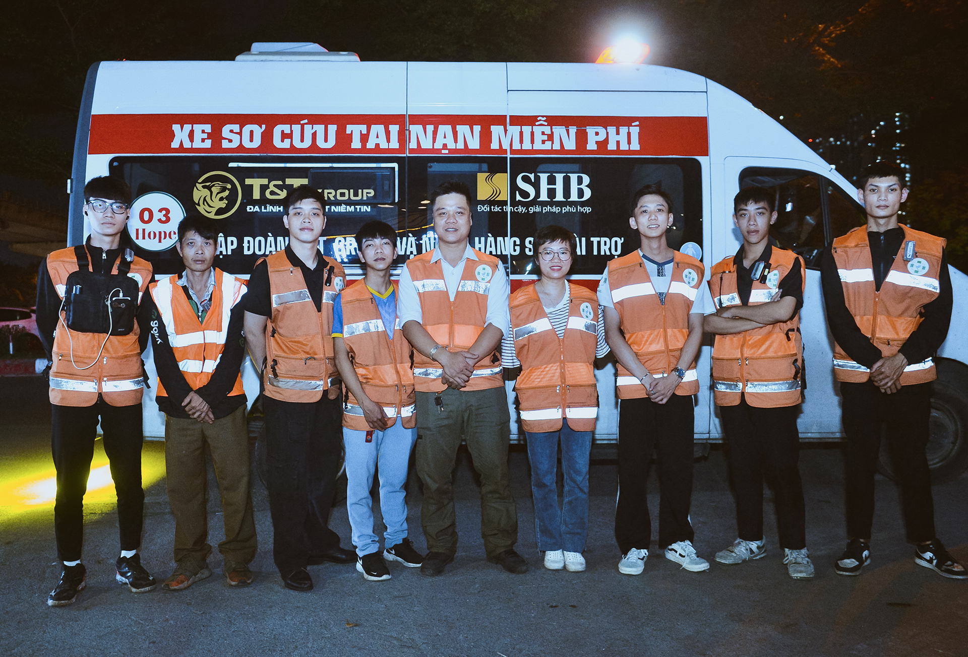 Người hùng “bóng đêm” cứu hàng nghìn người bị tai nạn - Ảnh 3. Người hùng “bóng đêm” cứu hàng nghìn người bị tai nạn - Ảnh 3.