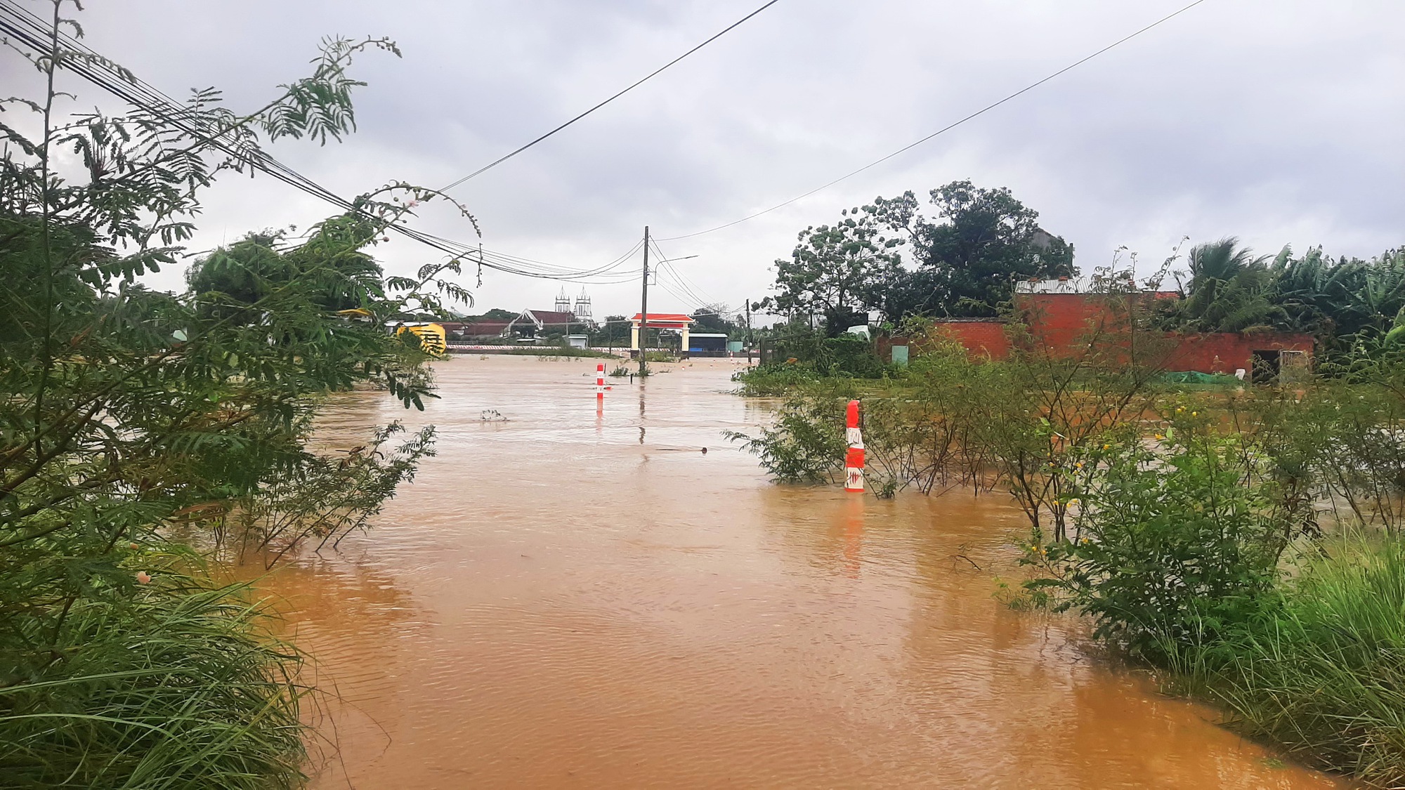 Bình Định: Ngập lụt ở hạ lưu sông Côn, nhiều tuyến đường bị chia cắt - Ảnh 8.