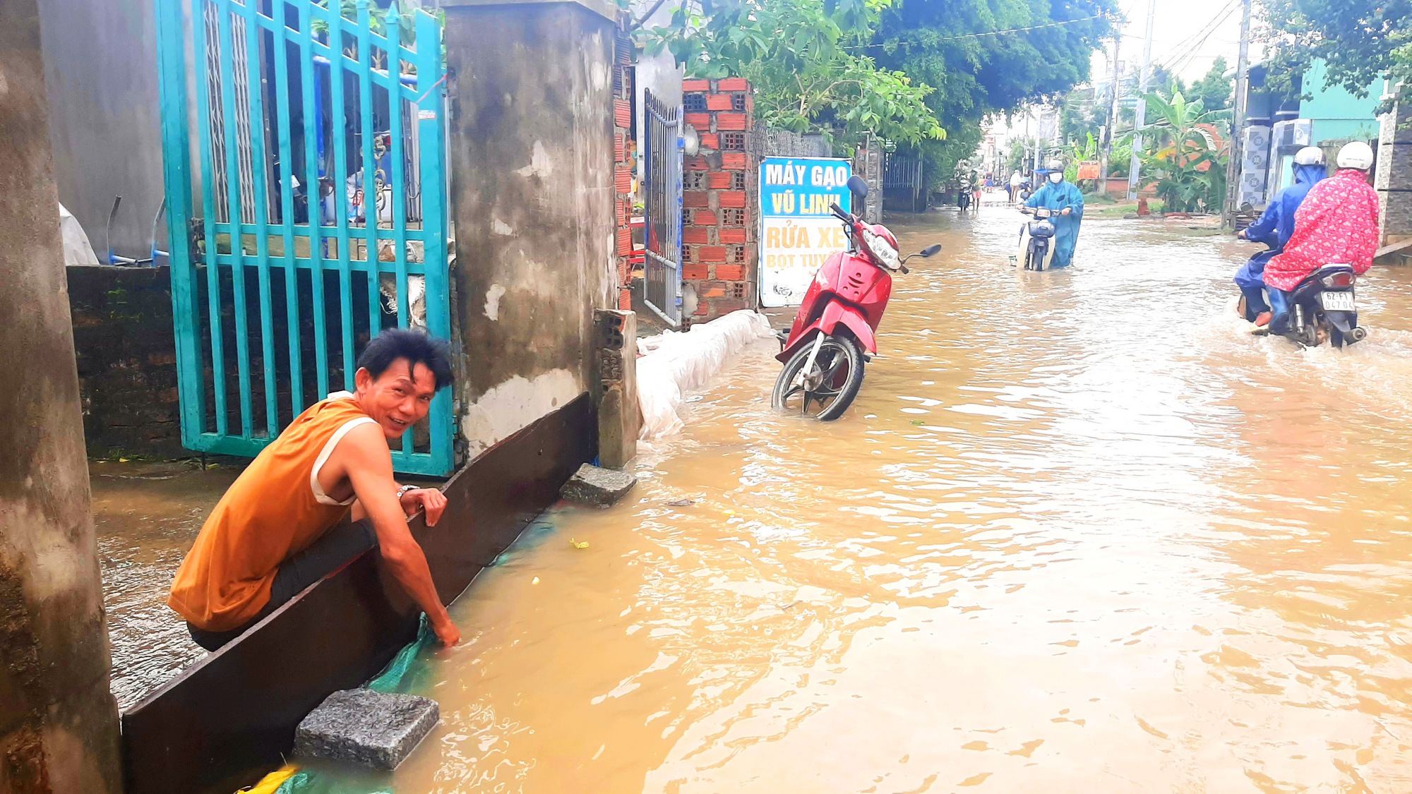 Bình Định: Ngập lụt ở hạ lưu sông Côn, nhiều tuyến đường bị chia cắt - Ảnh 4.
