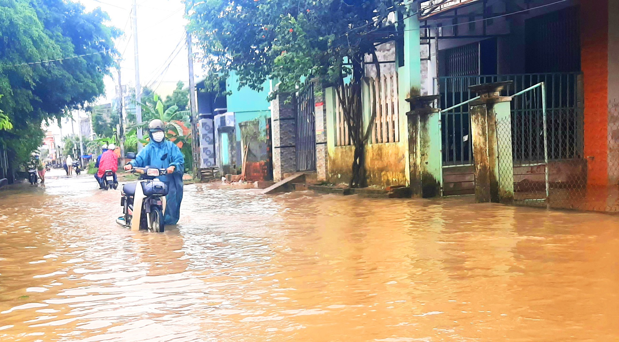 Bình Định: Ngập lụt ở hạ lưu sông Côn, nhiều tuyến đường bị chia cắt - Ảnh 5.