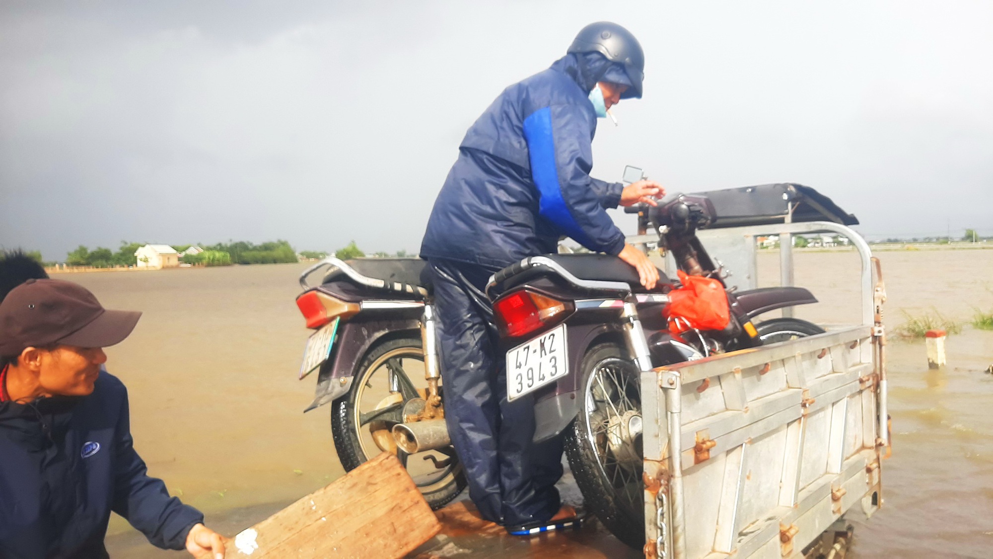 Bình Định: Ngập lụt ở hạ lưu sông Côn, nhiều tuyến đường bị chia cắt - Ảnh 7.