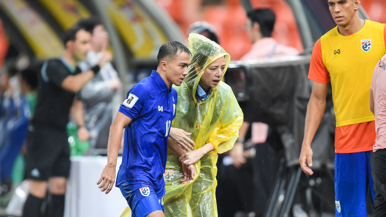 Đội tuyển Thái Lan nhận 'hung tin sau trận thua ngược thất vọng trước Trung Quốc - Ảnh 1.