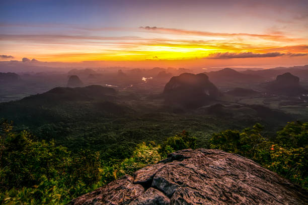 Khám phá kỳ quan tự nhiên: Leo núi đá vôi Khao Ngon Nak ở Krabi  - Ảnh 5.