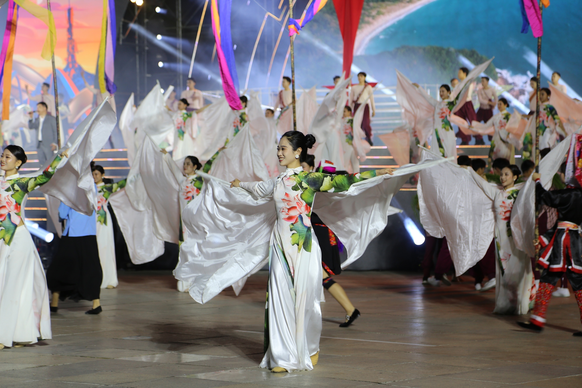 Mãn nhãn đêm khai mạc Lễ hội Hokkaido Hạ Long 2023 - Ảnh 8. Mãn nhãn đêm khai mạc Lễ hội Hokkaido Hạ Long 2023 - Ảnh 8.