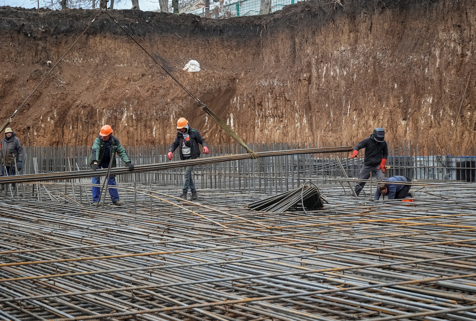 Ukraine xây dựng trường học dưới lòng đất, chuẩn bị cho mùa đông khắc nghiệt - Ảnh 1.