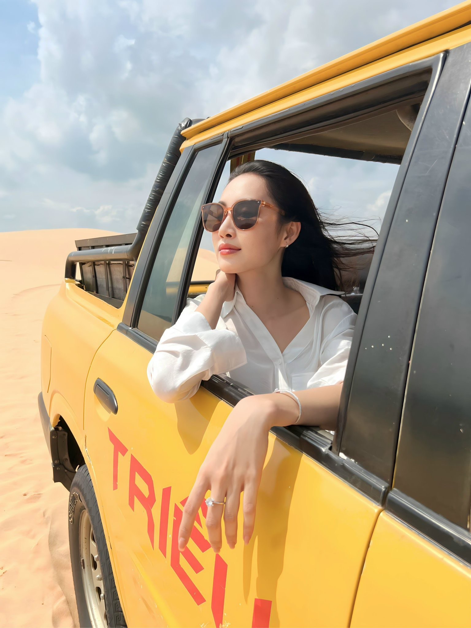 Đoàn Hồng Trang khoe dáng trên đồi cát - Ảnh 2. Đoàn Hồng Trang khoe dáng trên đồi cát - Ảnh 2.