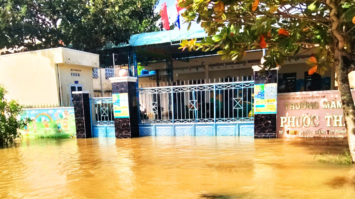 Bình Định: Nhiều trường phải dừng kỷ niệm ngày Nhà giáo Việt Nam vì mưa lũ - Ảnh 6.