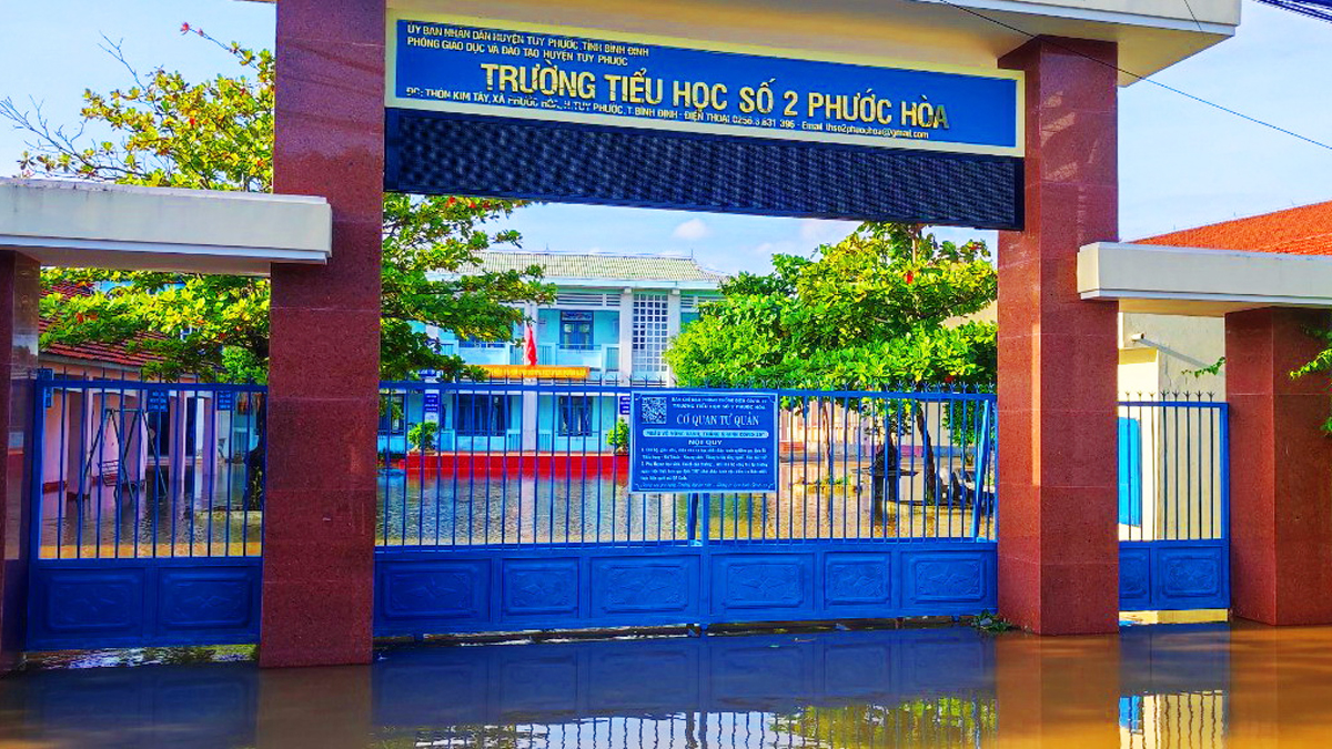 Bình Định: Nhiều trường phải dừng kỷ niệm ngày Nhà giáo Việt Nam vì mưa lũ - Ảnh 4.