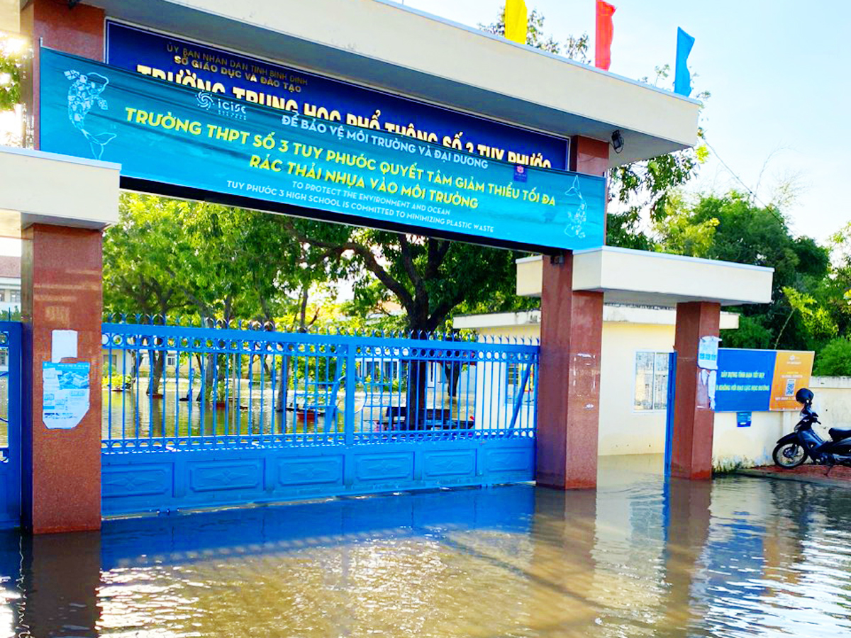 Bình Định: Nhiều trường phải dừng kỷ niệm ngày Nhà giáo Việt Nam vì mưa lũ - Ảnh 3.