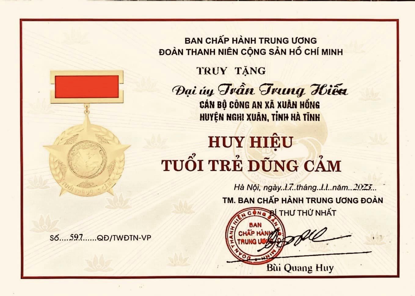 Truy Tặng Huy Hiệu Tuổi Trẻ Dũng Cảm Cho Thượng úy Công An Hy Sinh ở Tuổi 30