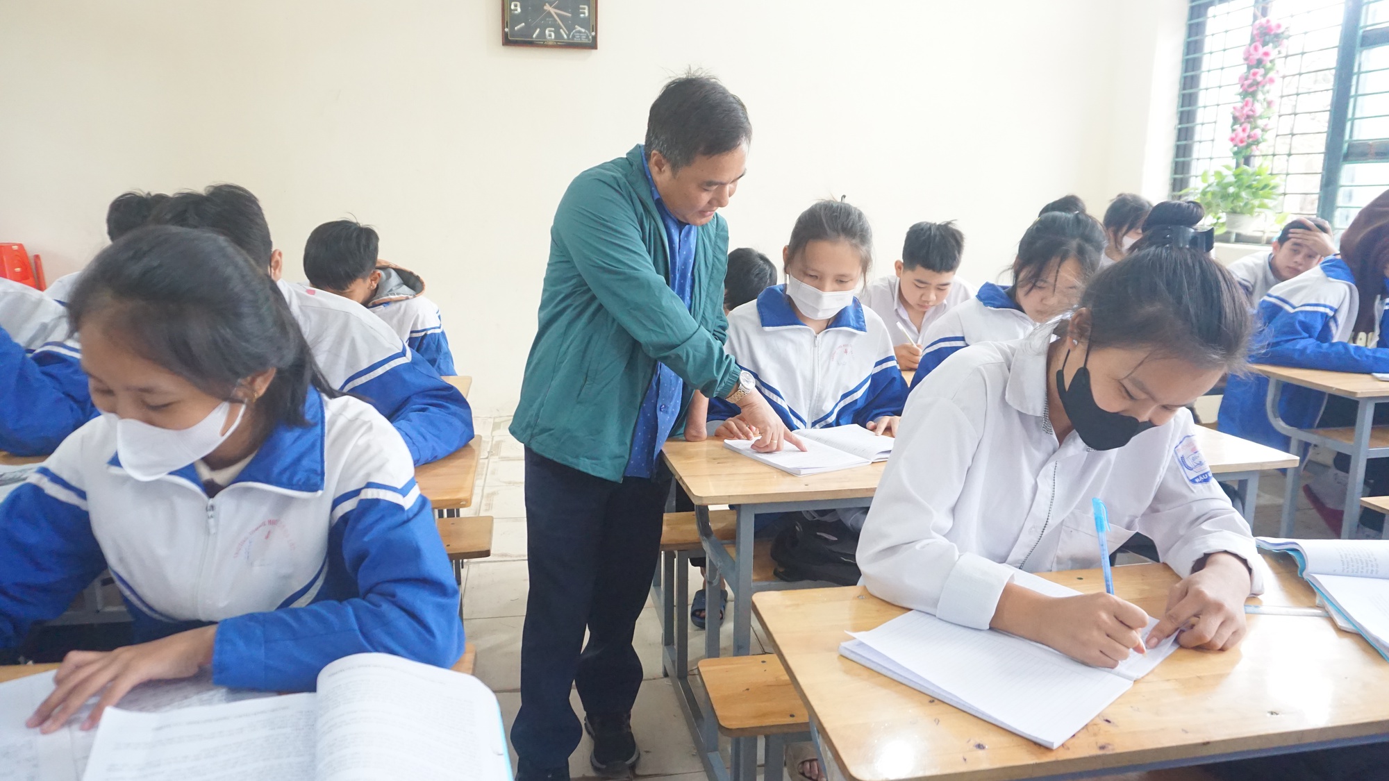 Những giáo viên khuyết tật cần mẫn gieo chữ - Ảnh 11. Những giáo viên khuyết tật cần mẫn gieo chữ - Ảnh 11.