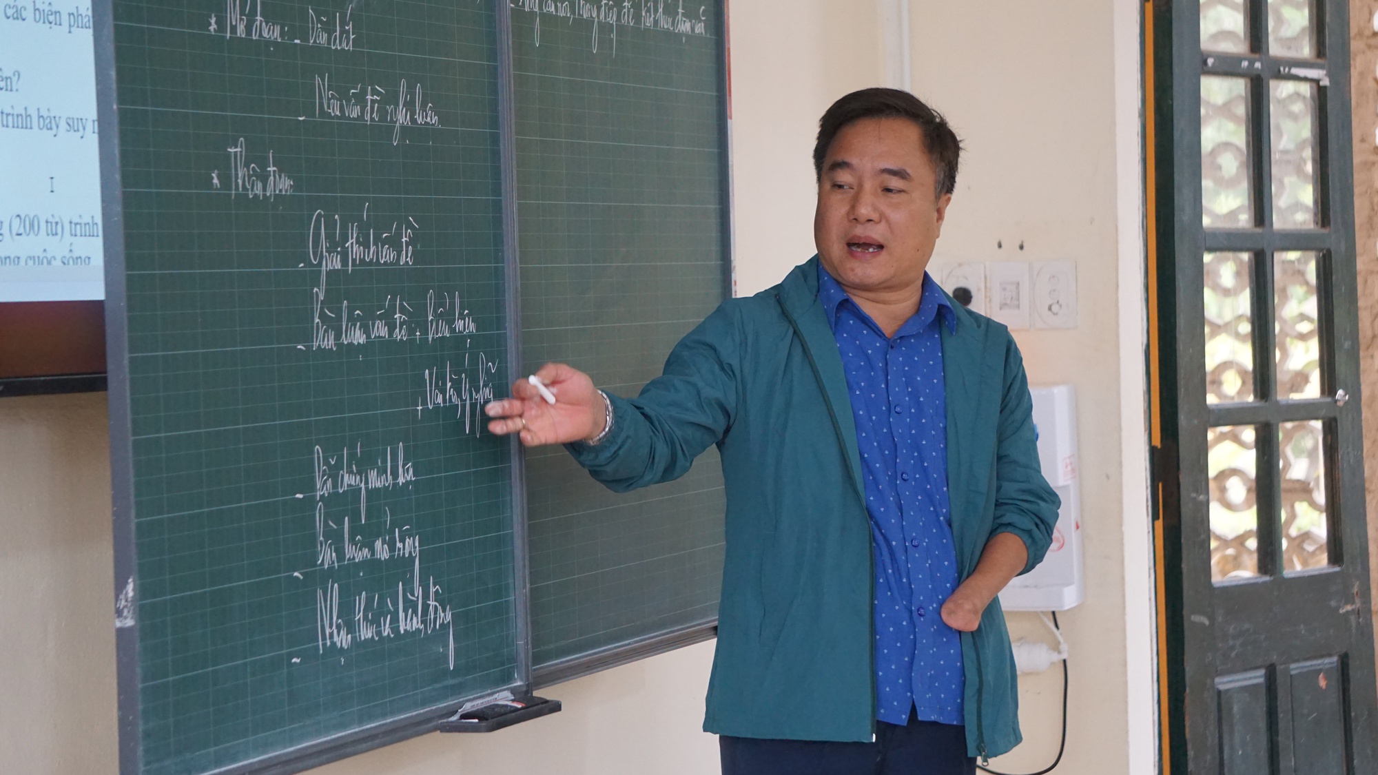Những giáo viên khuyết tật cần mẫn gieo chữ - Ảnh 9. Những giáo viên khuyết tật cần mẫn gieo chữ - Ảnh 9.