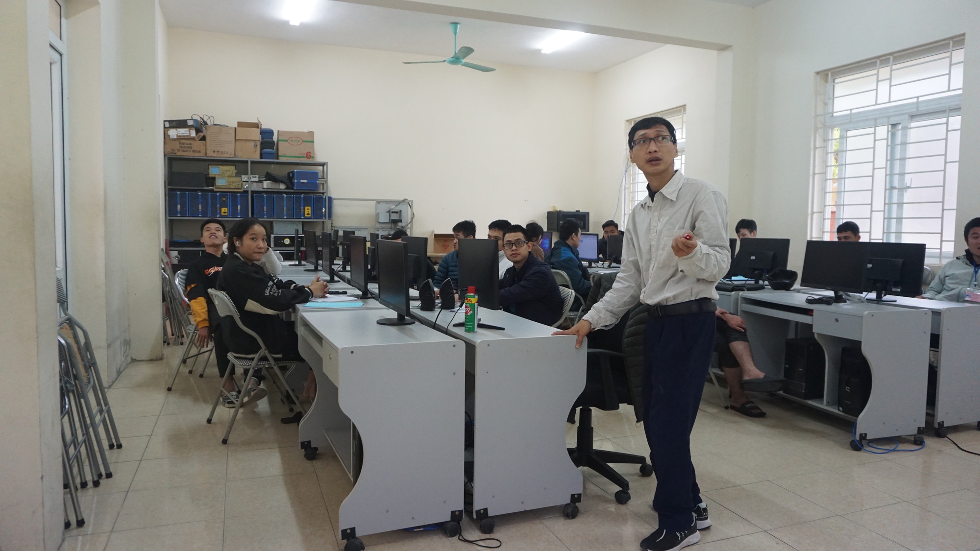 Những giáo viên khuyết tật cần mẫn gieo chữ - Ảnh 5. Những giáo viên khuyết tật cần mẫn gieo chữ - Ảnh 5.