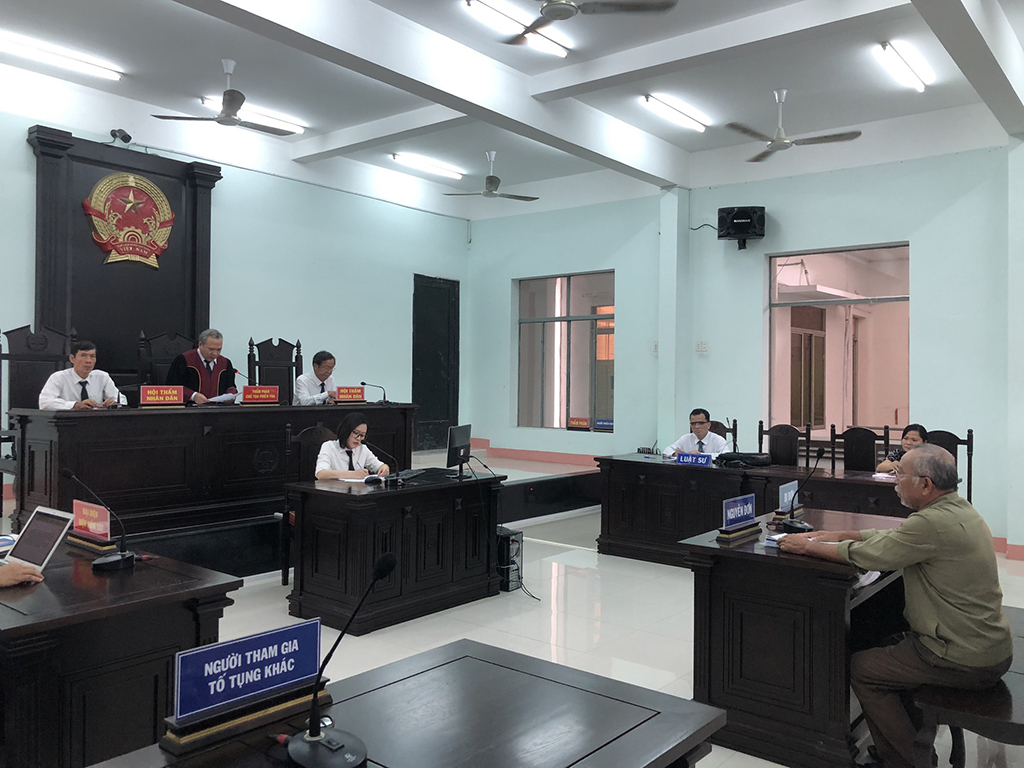 Dân bức xúc vì tranh tụng... một mình - Ảnh 1. Dân bức xúc vì tranh tụng... một mình - Ảnh 1.