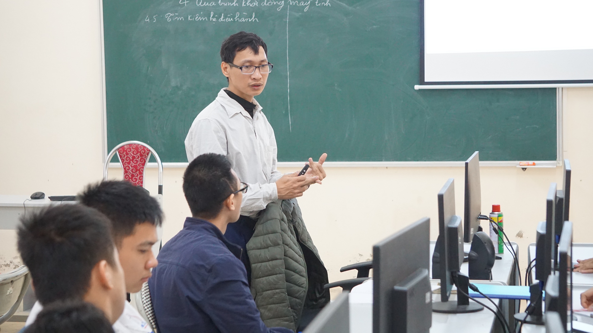 Những giáo viên khuyết tật cần mẫn gieo chữ - Ảnh 6. Những giáo viên khuyết tật cần mẫn gieo chữ - Ảnh 6.