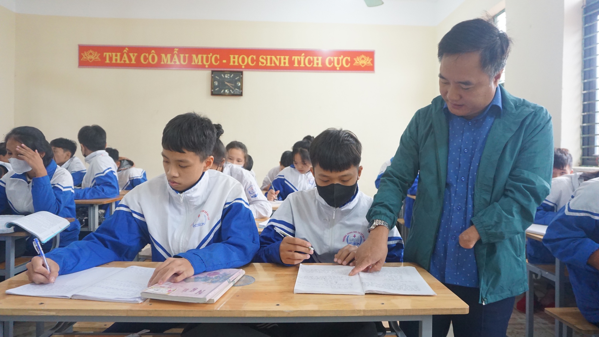 Những giáo viên khuyết tật cần mẫn gieo chữ - Ảnh 7. Những giáo viên khuyết tật cần mẫn gieo chữ - Ảnh 7.