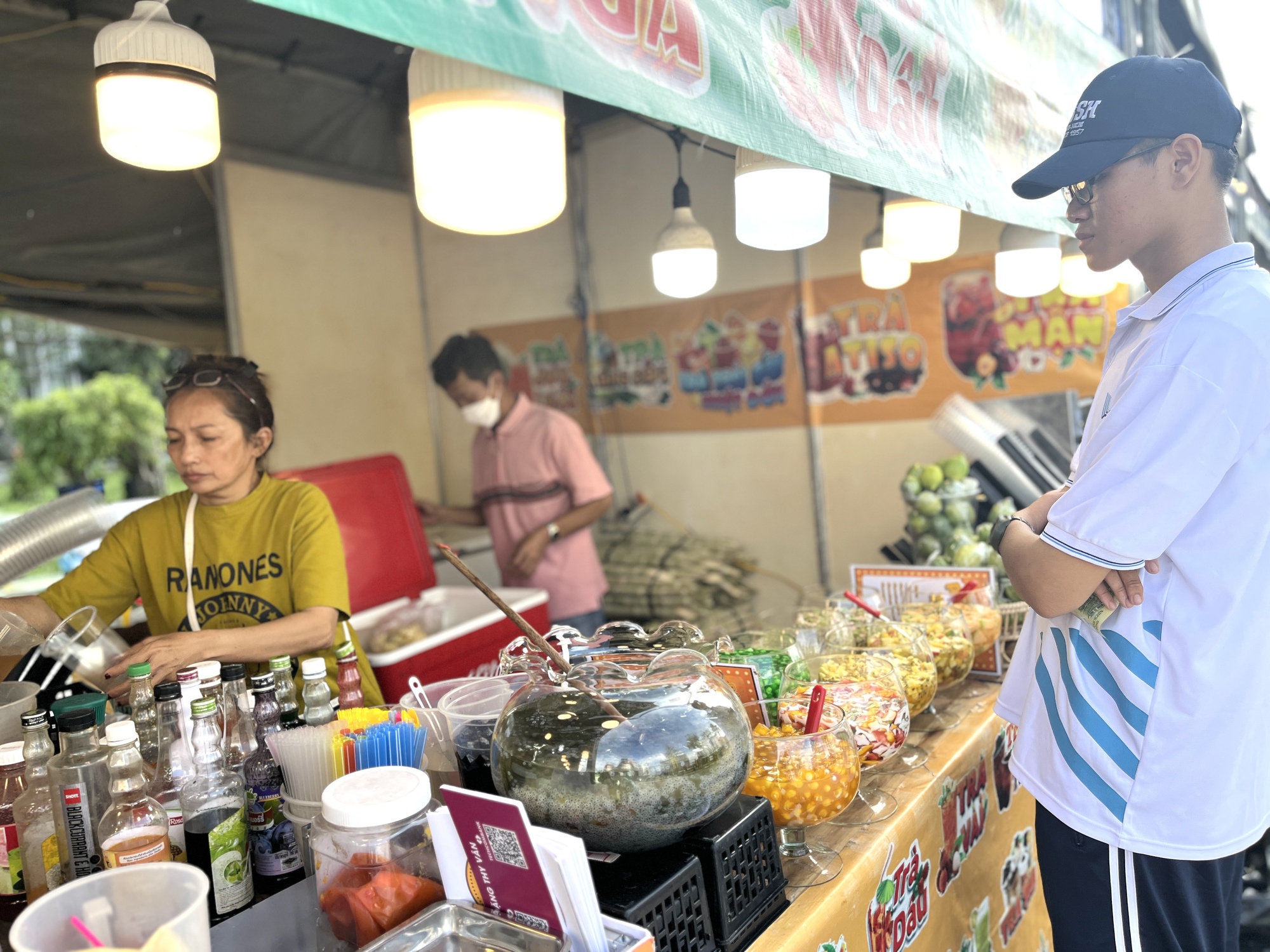 Cuối tuần bạn trẻ dậy sớm chạy bộ, check-in với khinh khí cầu ở làng đại học - Ảnh 6.