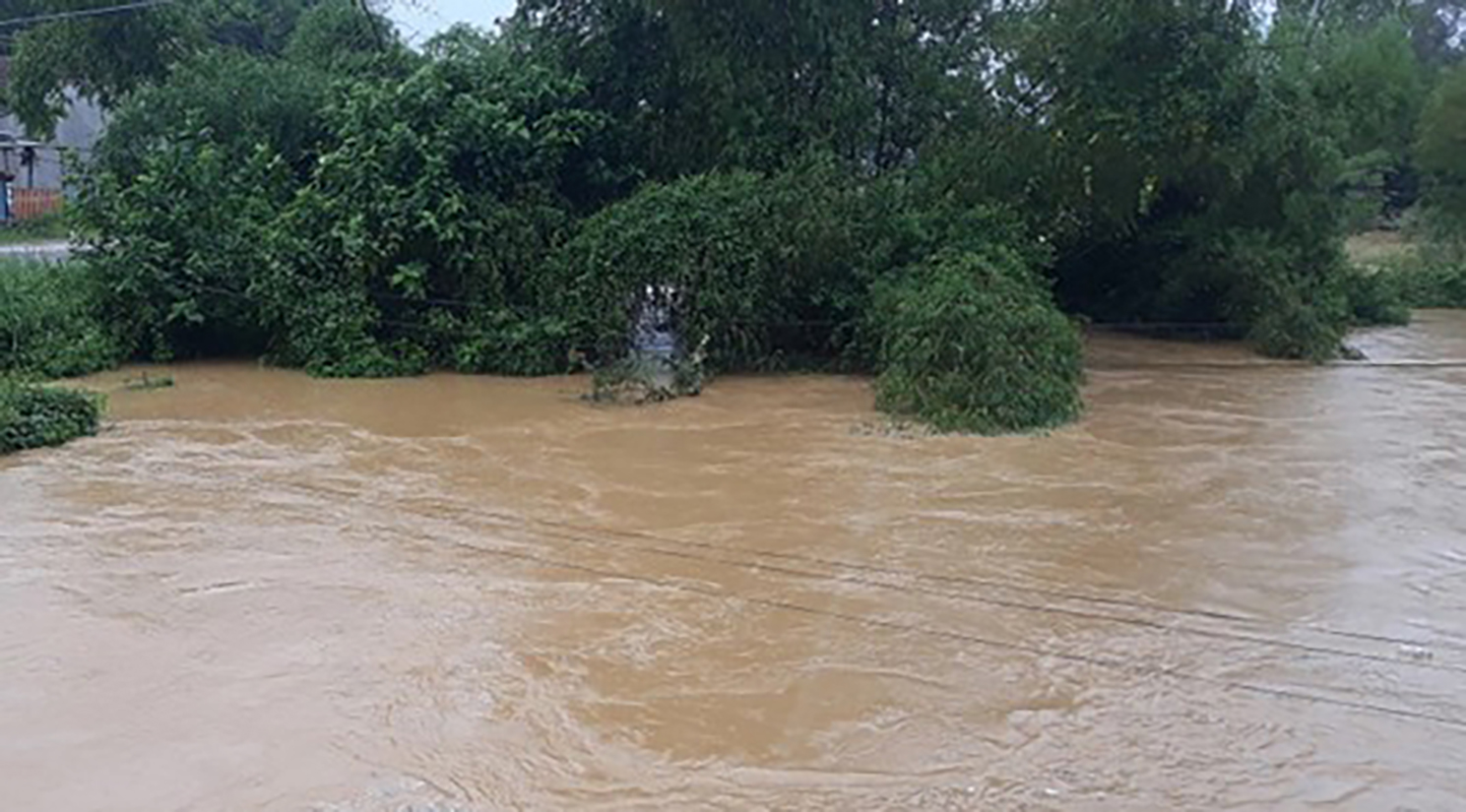 Mưa lớn, nước sông Phước Giang dâng cao, gây ngập cho hàng trăm hộ dân - ảnh: N.T