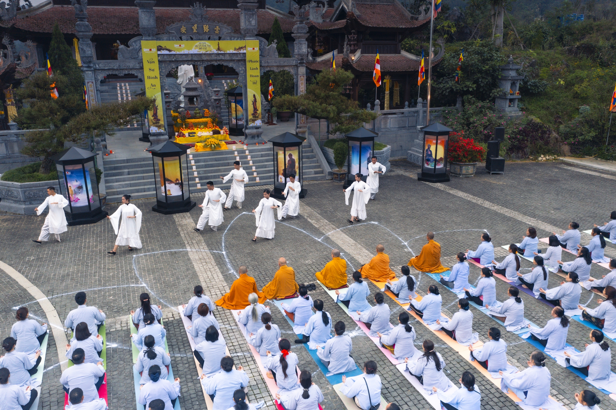 Hàng trăm Phật tử về đỉnh thiêng Fansipan dự lễ vía Quán Thế Âm xuất gia  - Ảnh 3.