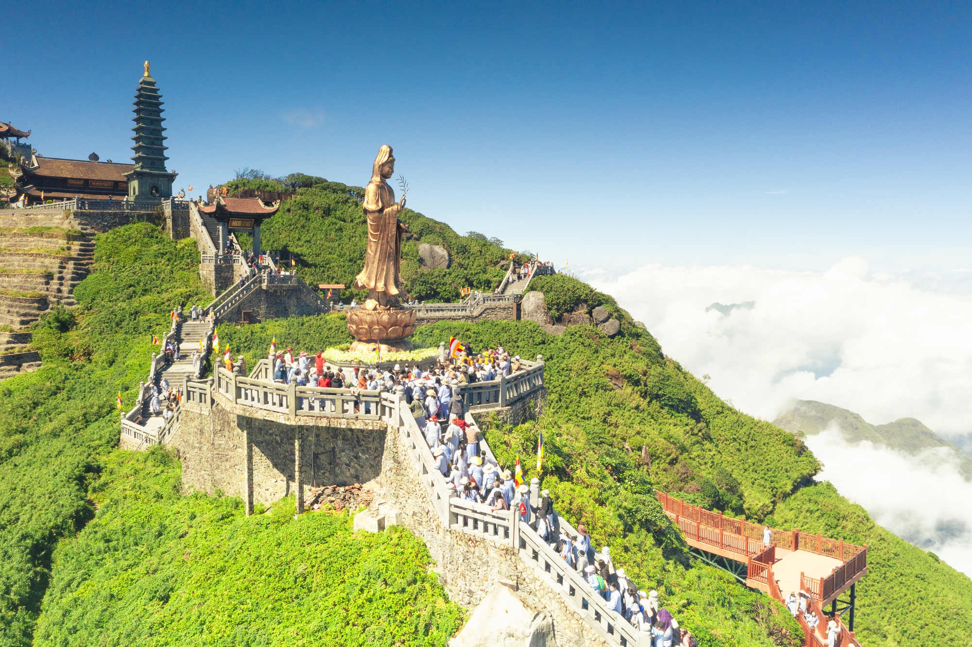 Hàng trăm Phật tử về đỉnh thiêng Fansipan dự lễ vía Quán Thế Âm xuất gia - Ảnh 7. Hàng trăm Phật tử về đỉnh thiêng Fansipan dự lễ vía Quán Thế Âm xuất gia - Ảnh 7.