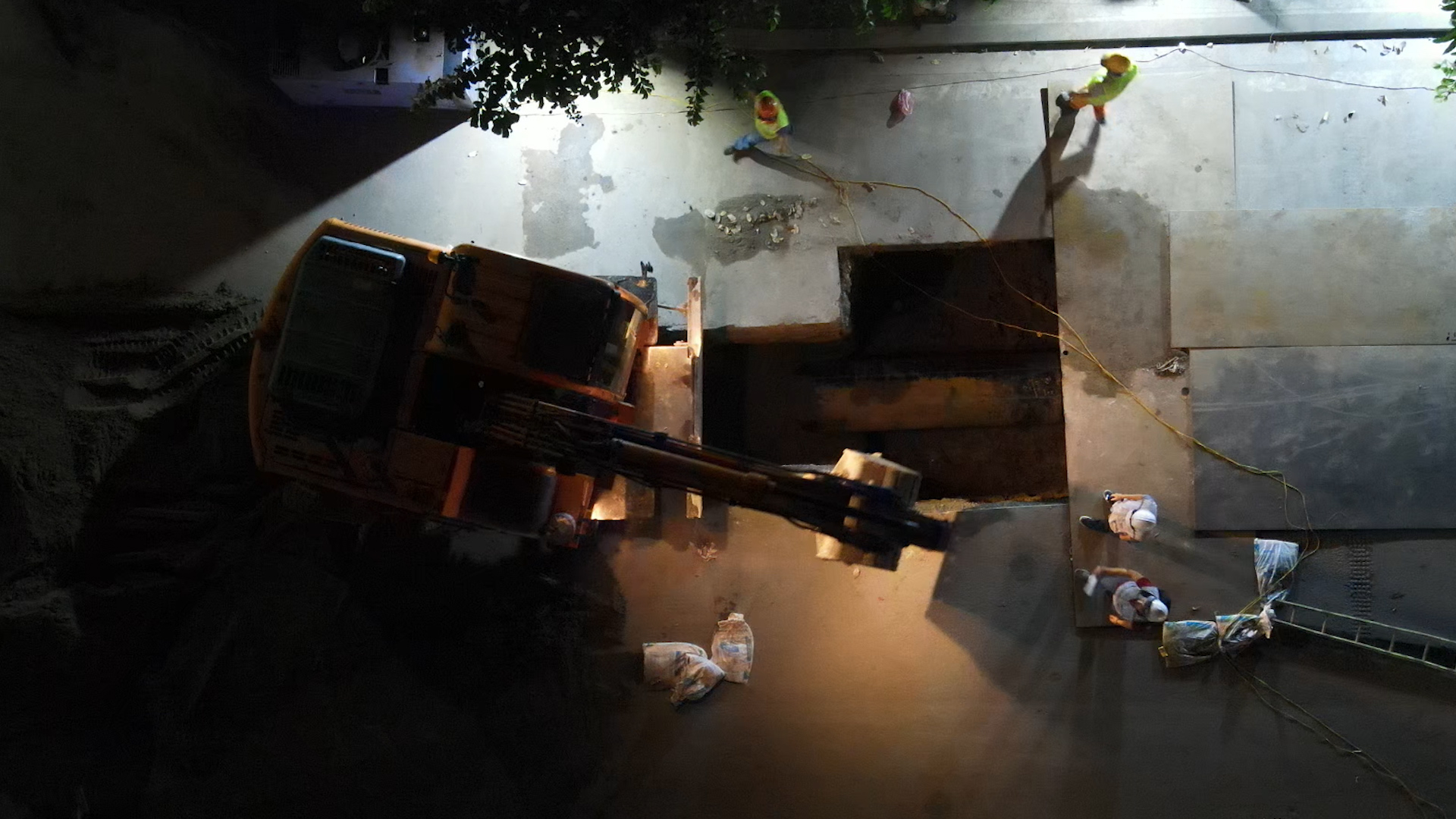 Hà Nội xuyên đêm thi công đường ống nước sạch trên con đường 'siêu ùn tắc'  - Ảnh 4.