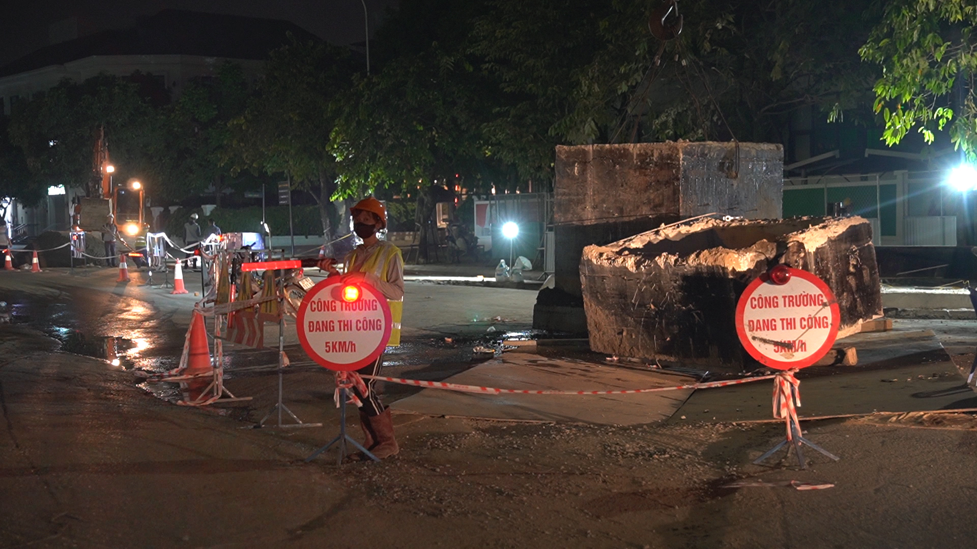 Hà Nội xuyên đêm thi công đường ống nước sạch trên con đường 'siêu ùn tắc'  - Ảnh 3.