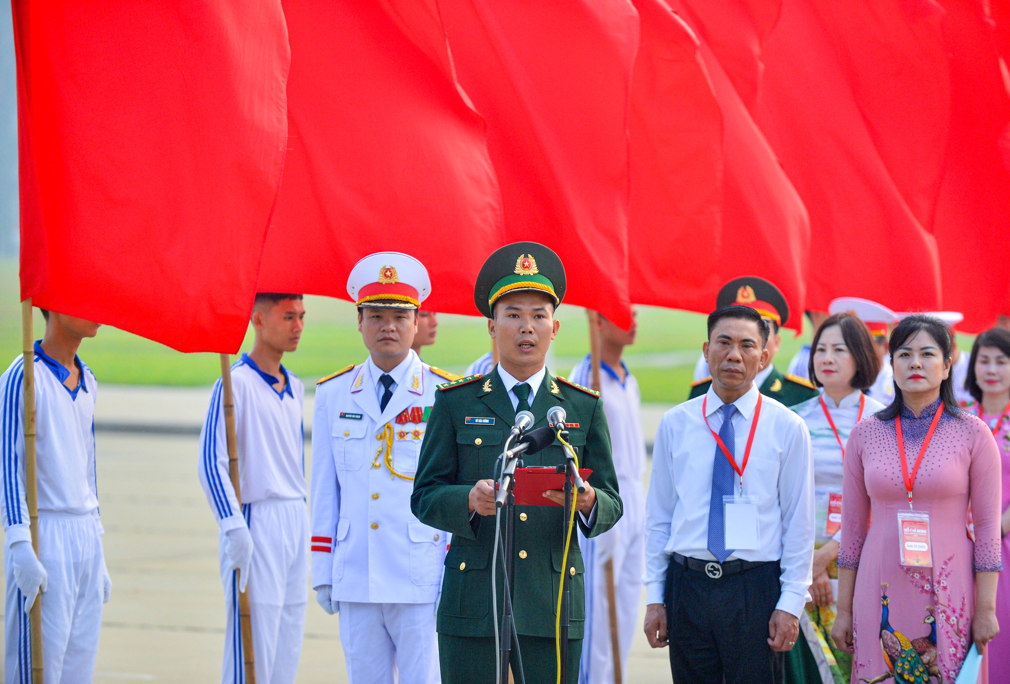 Trao huy hiệu Bác Hồ cho 67 điển hình tiêu biểu toàn quốc năm 2023 - Ảnh 2.