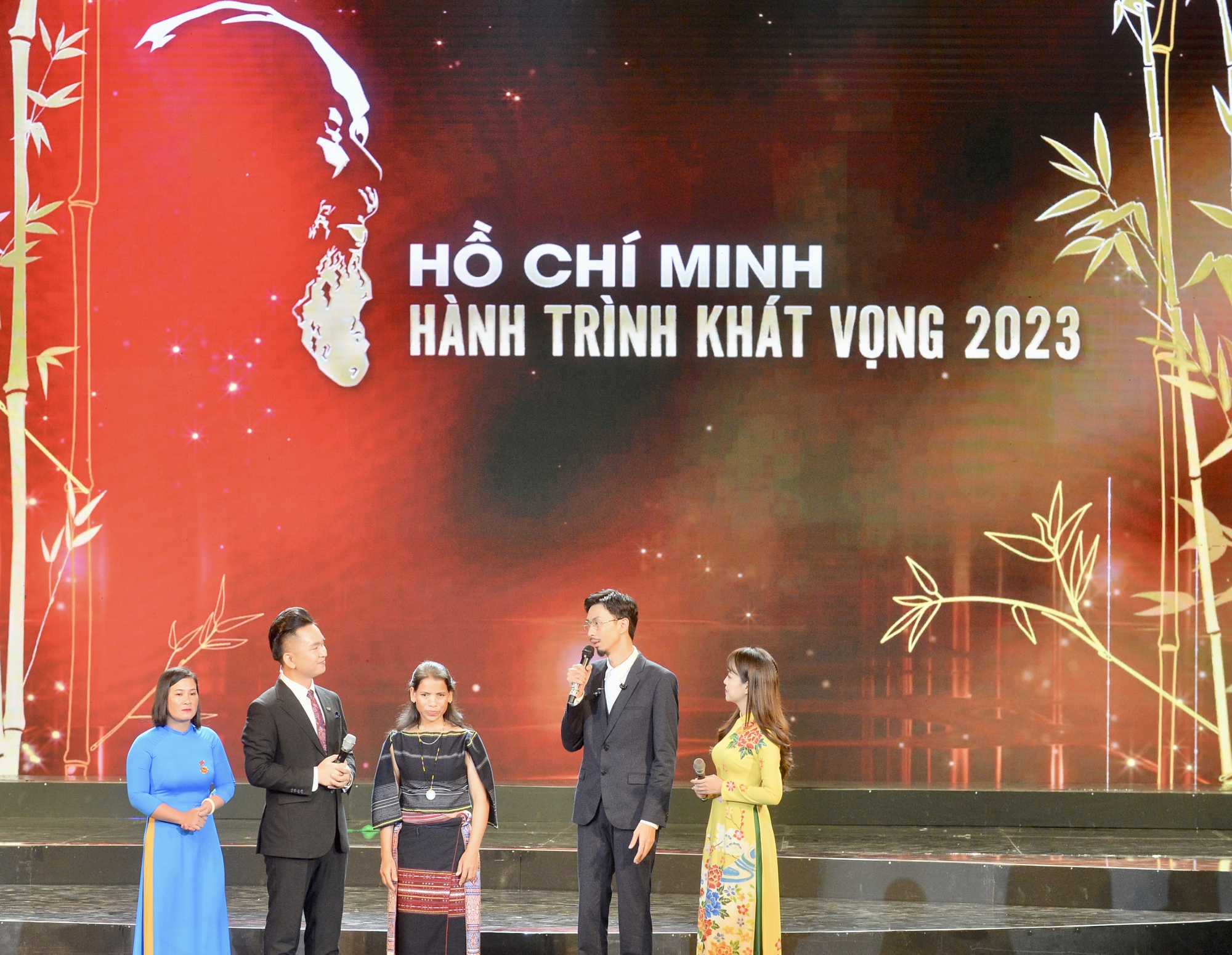 Ca sĩ Đen Vâu trình diễn hit 'nấu ăn cho em' trước Chủ tịch nước - Ảnh 2. Ca sĩ Đen Vâu trình diễn hit 'nấu ăn cho em' trước Chủ tịch nước - Ảnh 2.