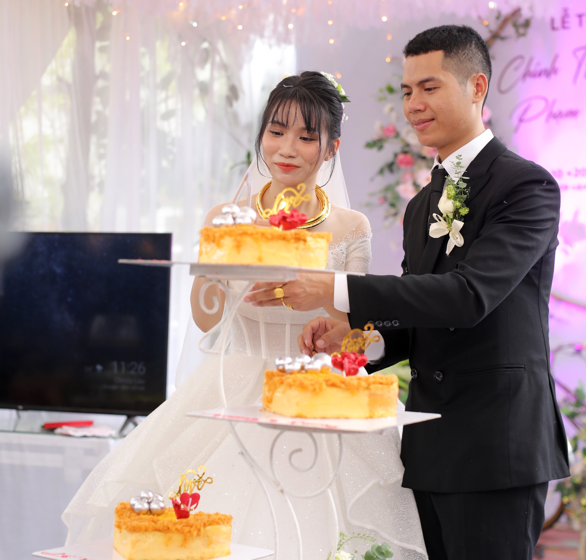 Cặp đôi 9X dùng ly trà sữa khổng lồ thay rượu, uống giao bôi trong lễ cưới - Ảnh 4. Cặp đôi 9X dùng ly trà sữa khổng lồ thay rượu, uống giao bôi trong lễ cưới - Ảnh 4.