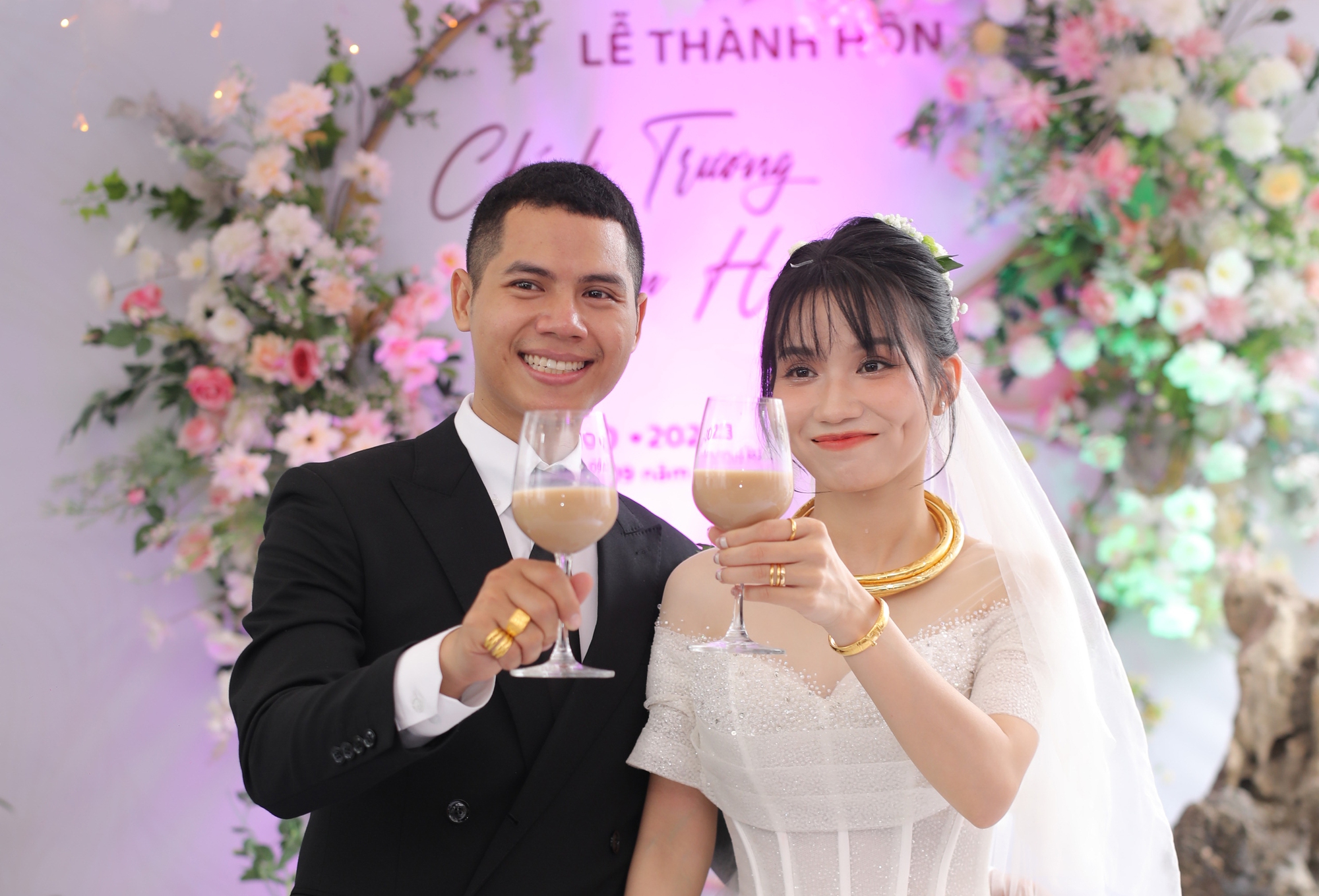 Cặp đôi 9X dùng ly trà sữa khổng lồ thay rượu, uống giao bôi trong lễ cưới - Ảnh 2. Cặp đôi 9X dùng ly trà sữa khổng lồ thay rượu, uống giao bôi trong lễ cưới - Ảnh 2.