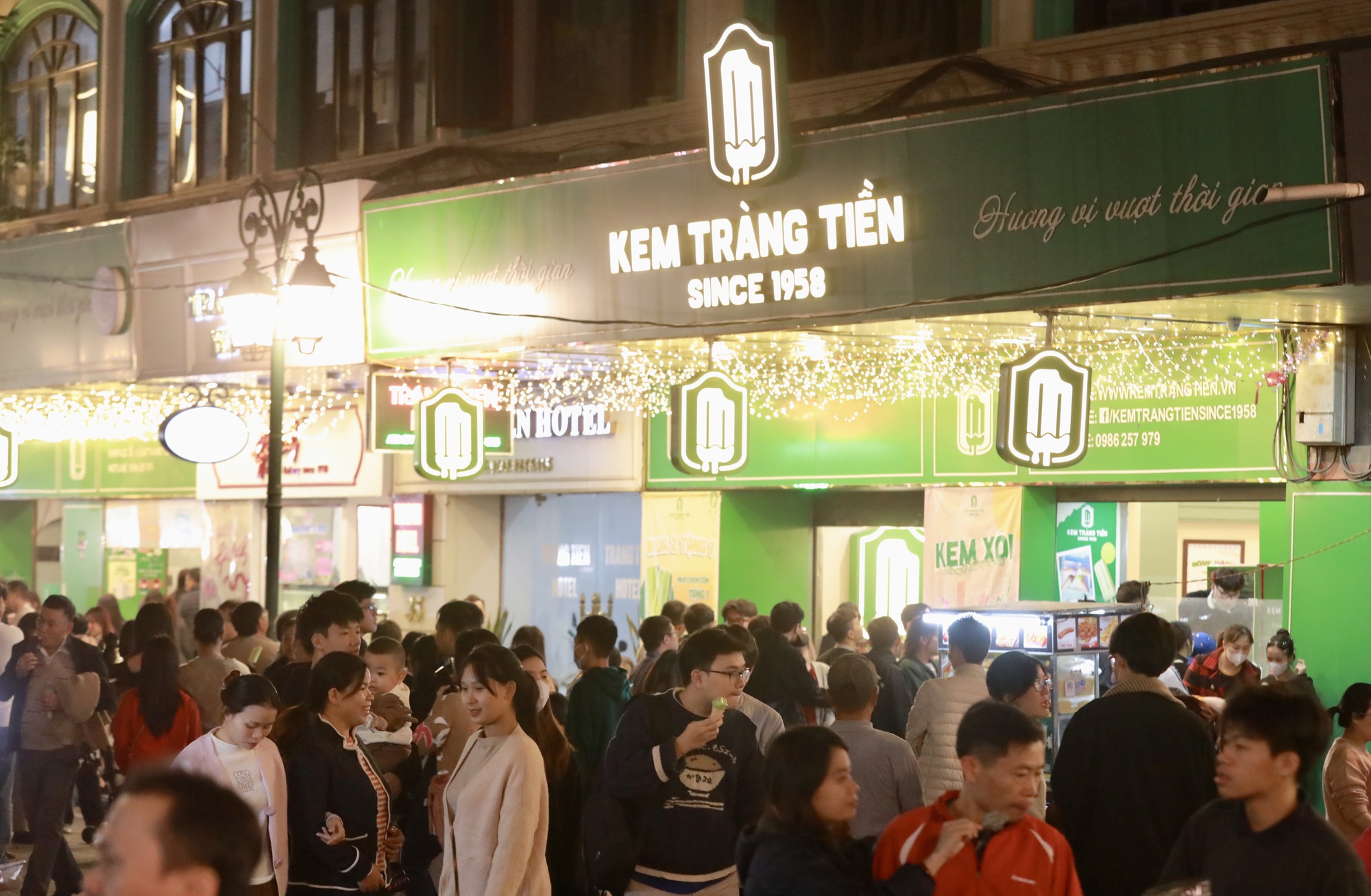 Giới trẻ Hà Nội xếp hàng mua kem trong đêm lạnh 14 độ C - Ảnh 1.