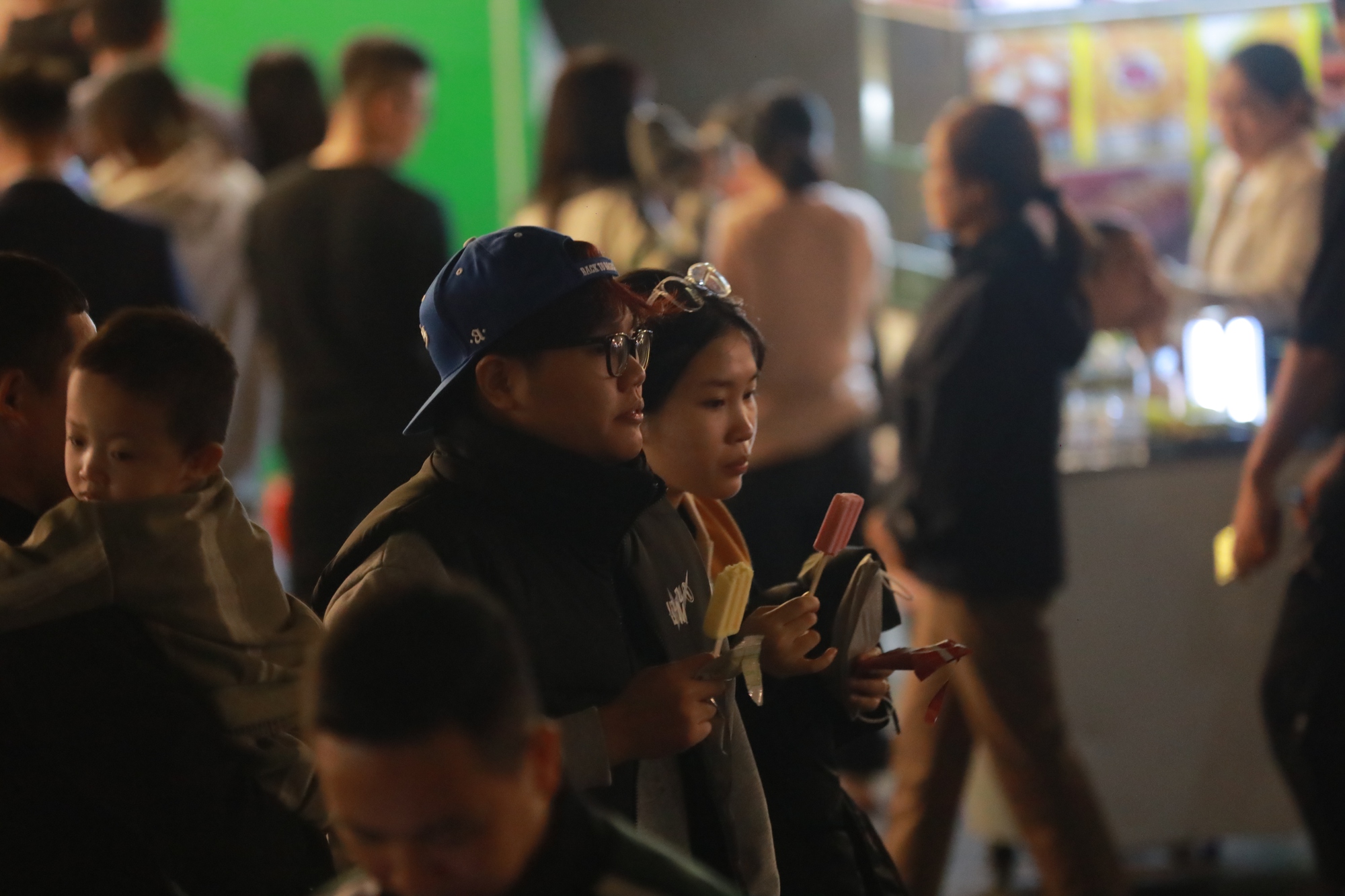 Giới trẻ Hà Nội xếp hàng mua kem trong đêm lạnh 14 độ C - Ảnh 9.