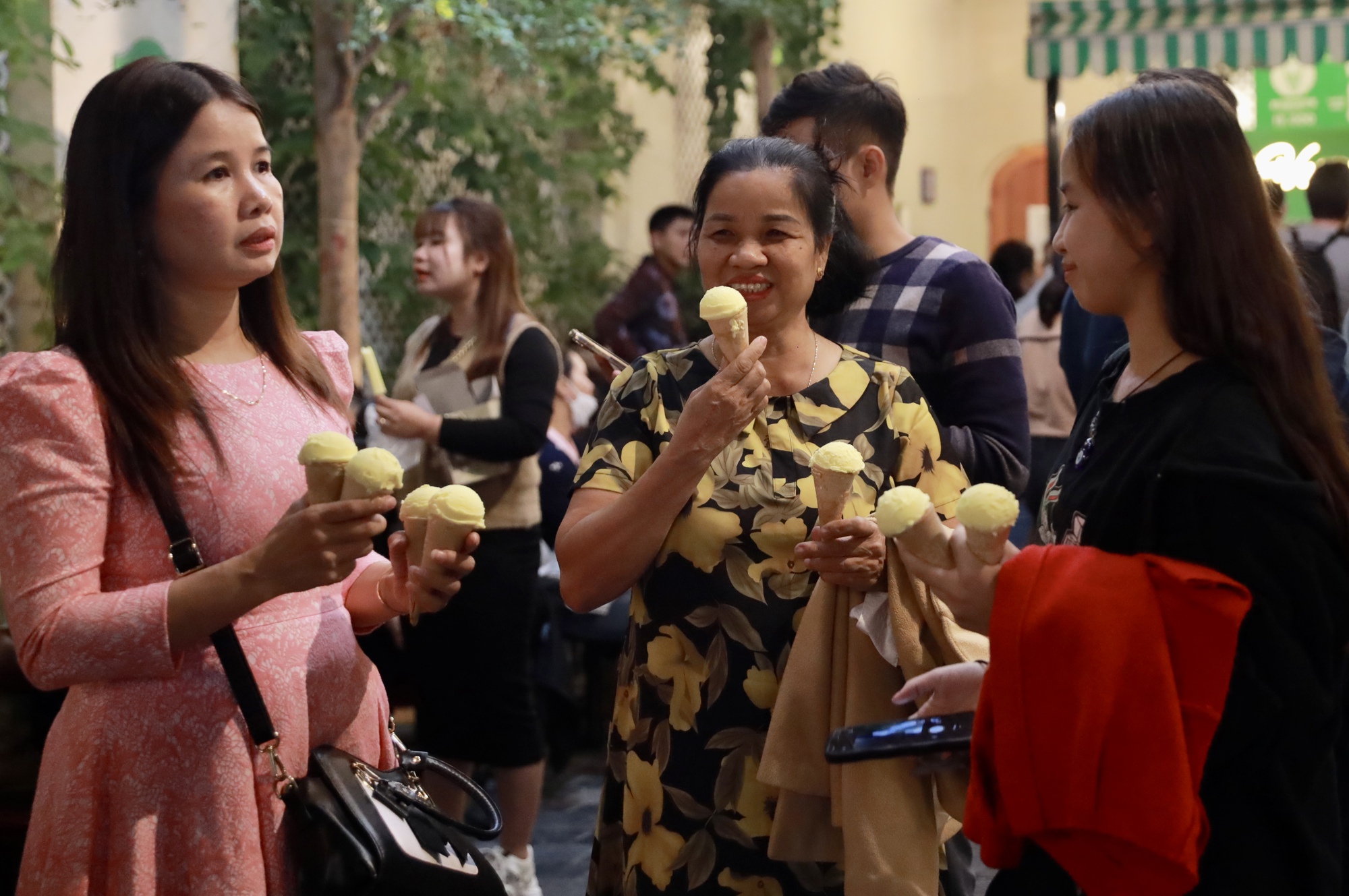 Giới trẻ Hà Nội xếp hàng mua kem trong đêm lạnh 14 độ C - Ảnh 8.