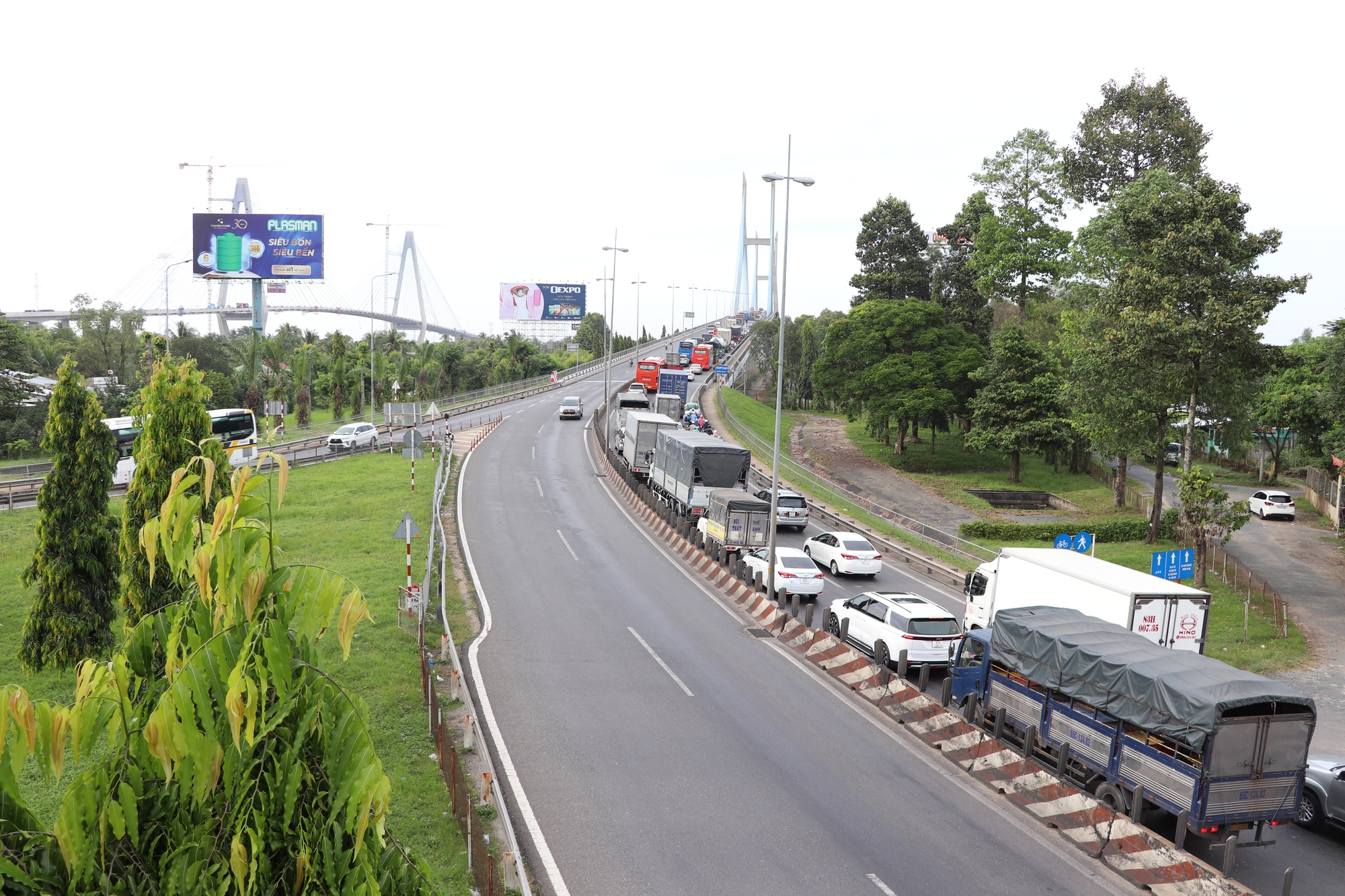 Sau tai nạn khiến 1 người tử vong trên cầu Mỹ Thuận, xe ô tô rời đi - Ảnh 2. Sau tai nạn khiến 1 người tử vong trên cầu Mỹ Thuận, xe ô tô rời đi - Ảnh 2.