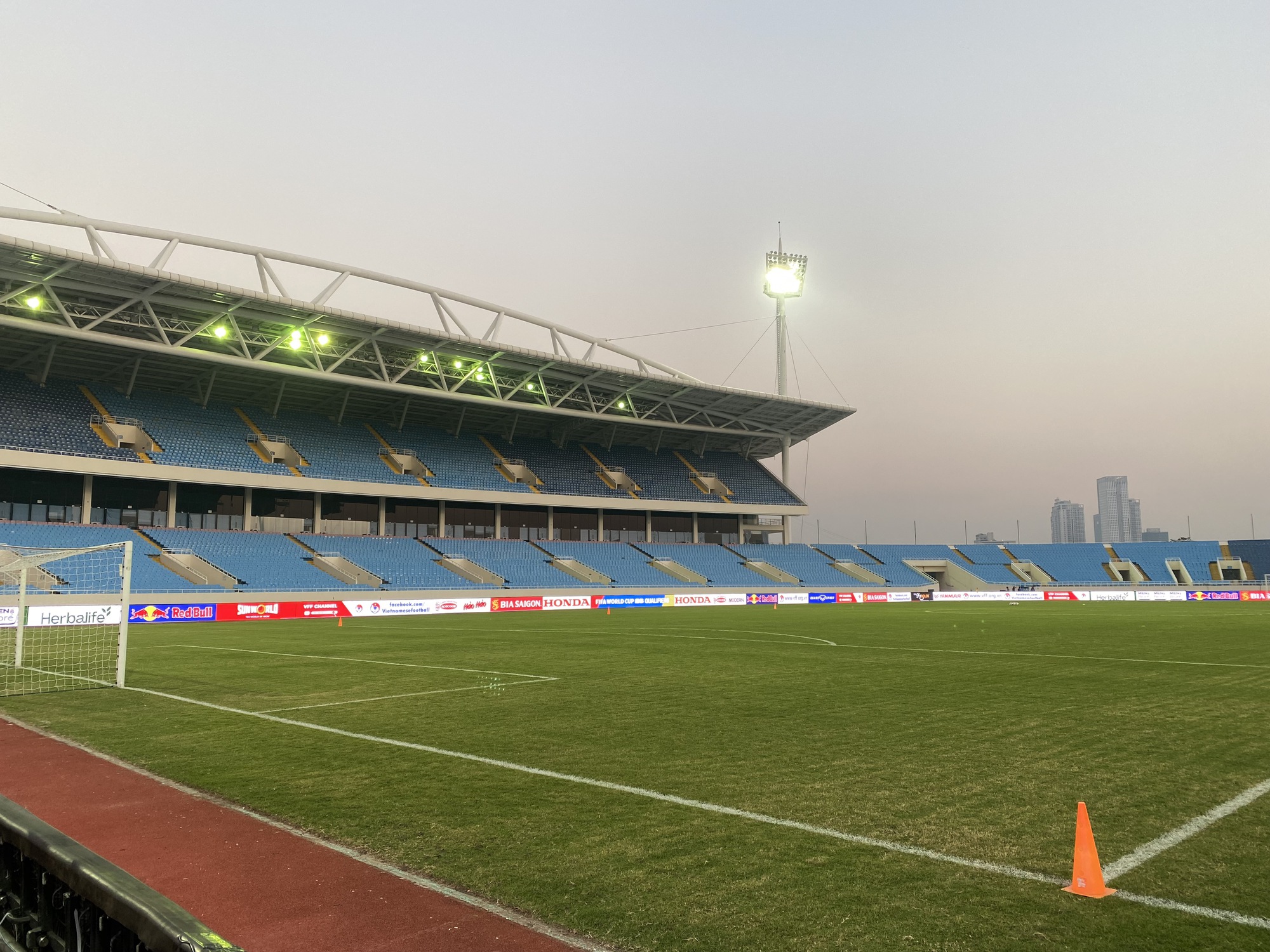 Giám sát AFC kiểm tra sân Mỹ Đình trước ngày đội tuyển Việt Nam đấu Iraq  - Ảnh 3.