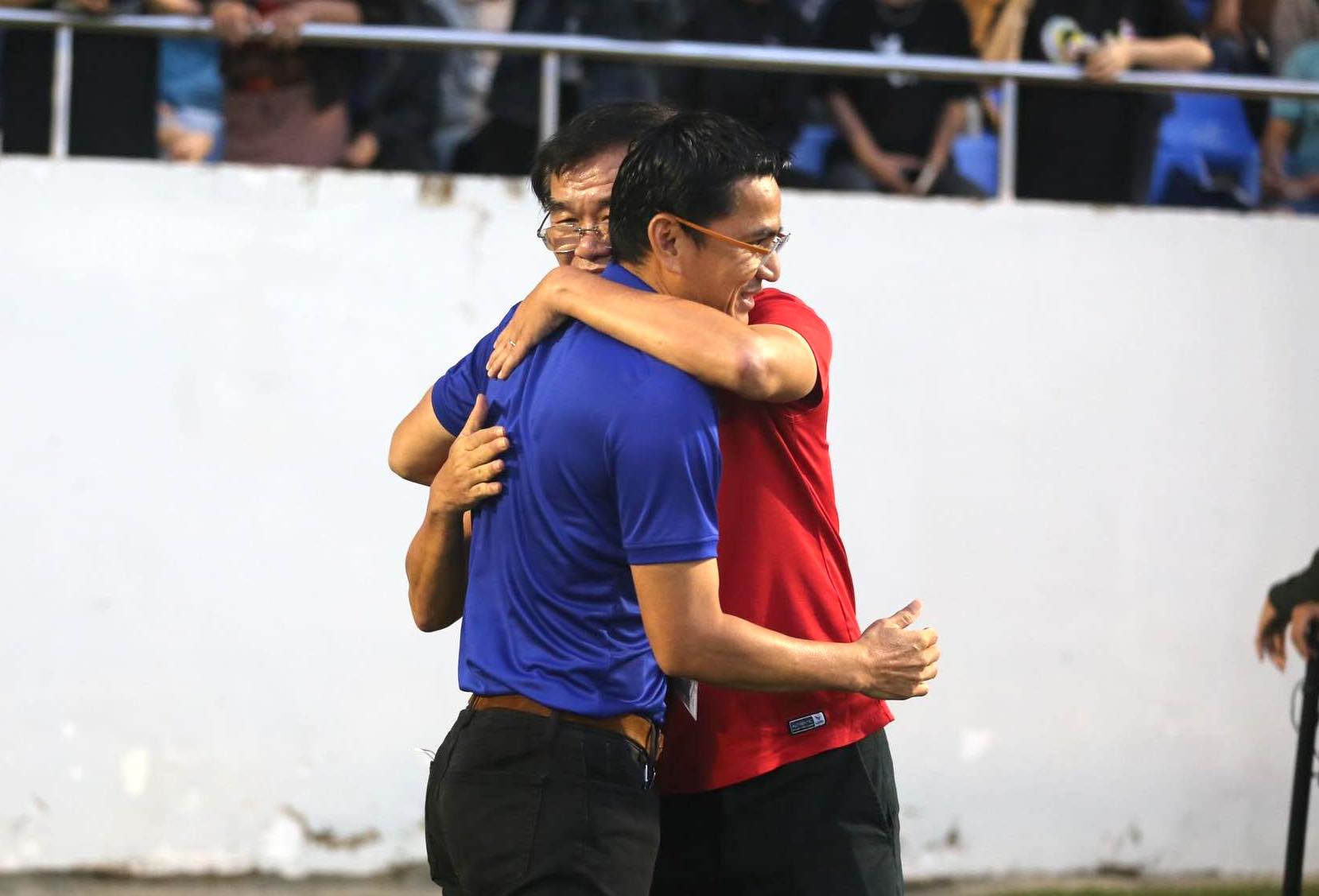 HLV Kiatisak ôm HLV Phan Thanh Hùng khi gặp nhau tại V-League
