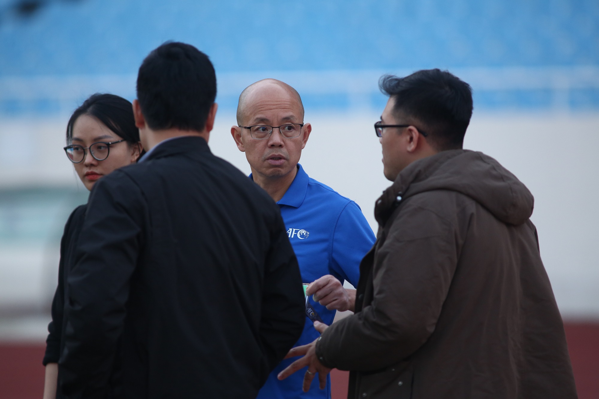 Giám sát AFC kiểm tra sân Mỹ Đình trước ngày đội tuyển Việt Nam đấu Iraq  - Ảnh 1.