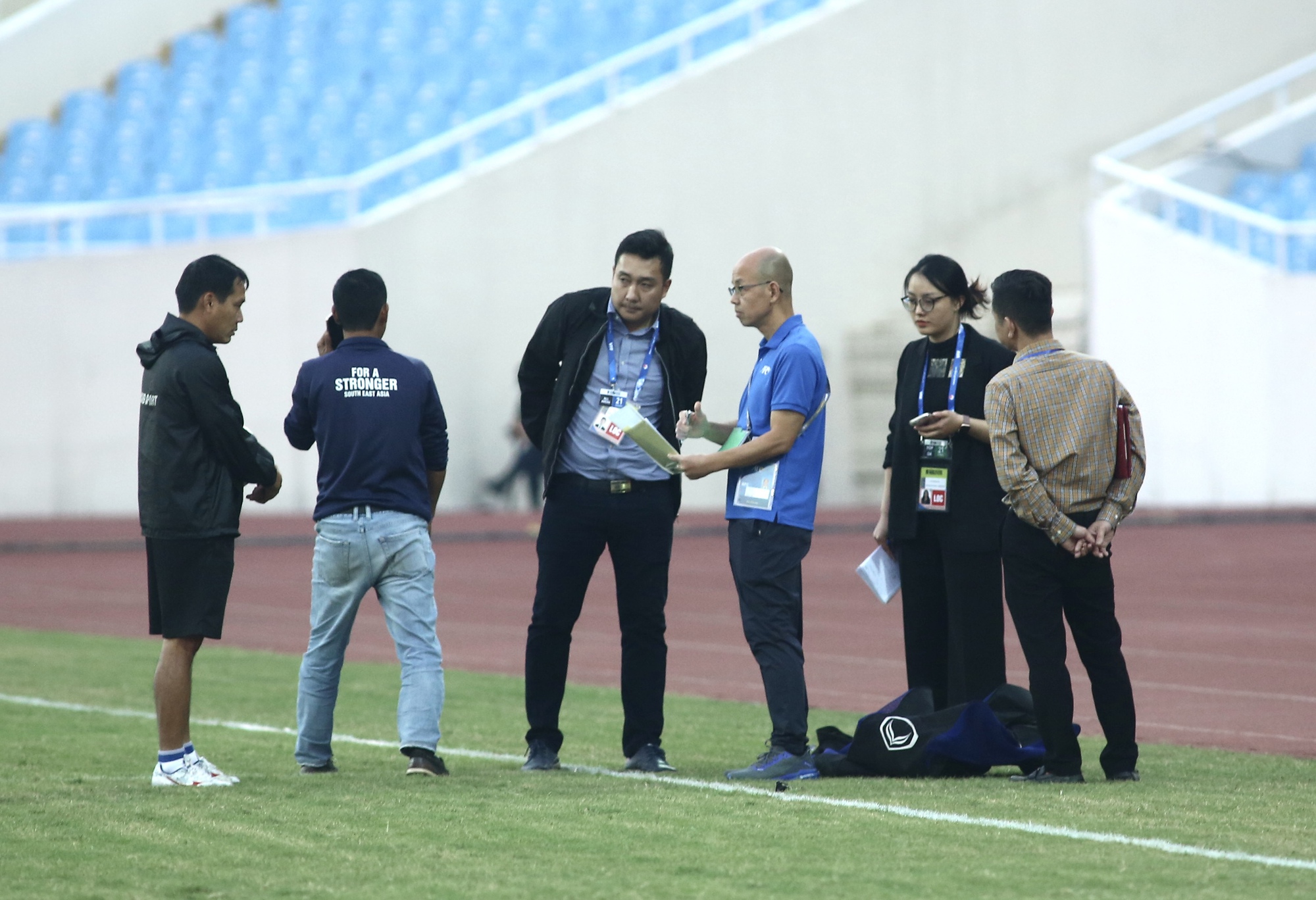 Giám sát AFC kiểm tra sân Mỹ Đình trước ngày đội tuyển Việt Nam đấu Iraq  - Ảnh 5.
