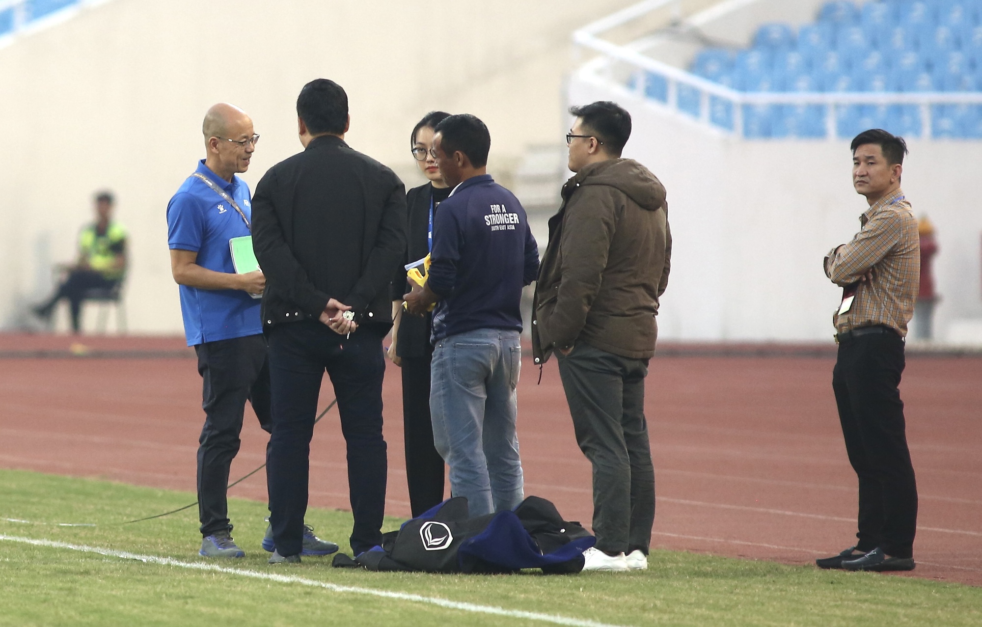 Giám sát AFC kiểm tra sân Mỹ Đình trước ngày đội tuyển Việt Nam đấu Iraq  - Ảnh 6.